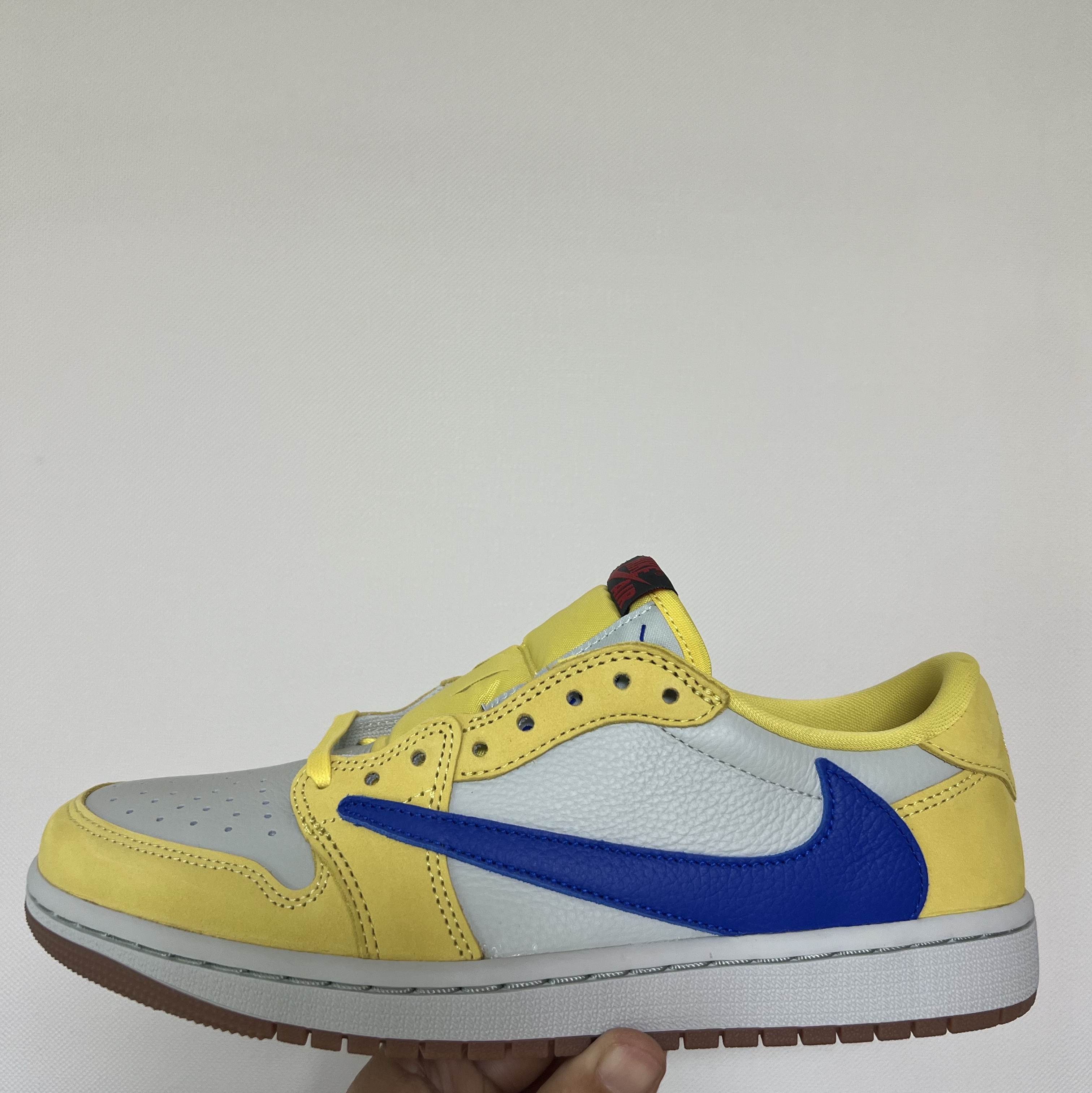 (W) Jordan 1 x Travis Scott Retro Low OG SP Canary 착용 스타일 - 1