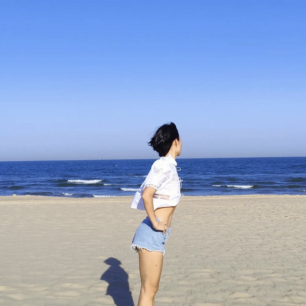 [KREAM 단독] Maison Cleo Women Delicate Roses Calais Lace and White Cotton Collar Blouse White 착용 스타일 - 1