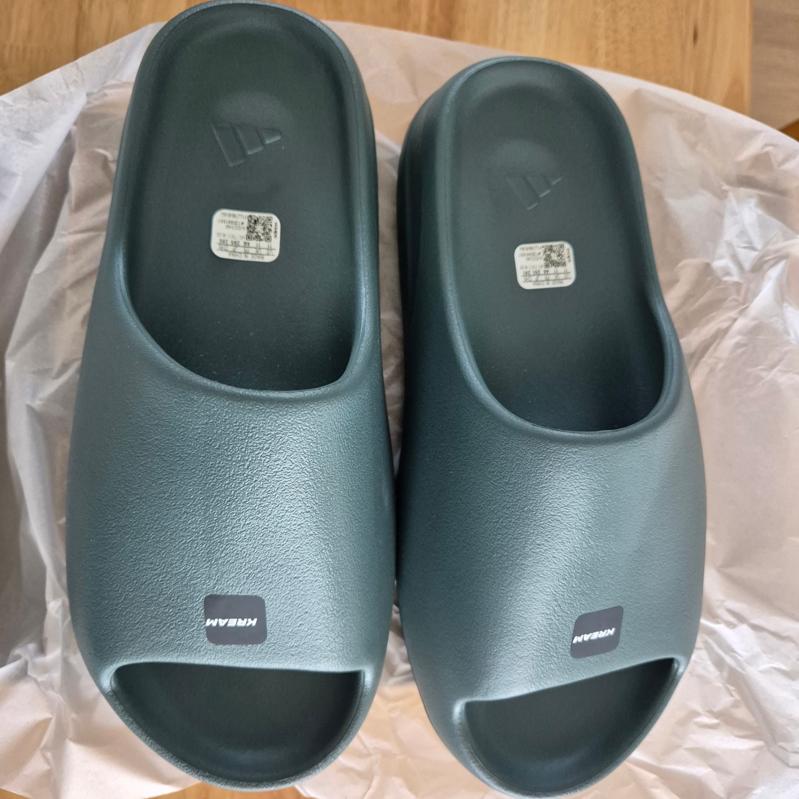 Adidas Yeezy Slide Slate Marine 착용 스타일 - 2