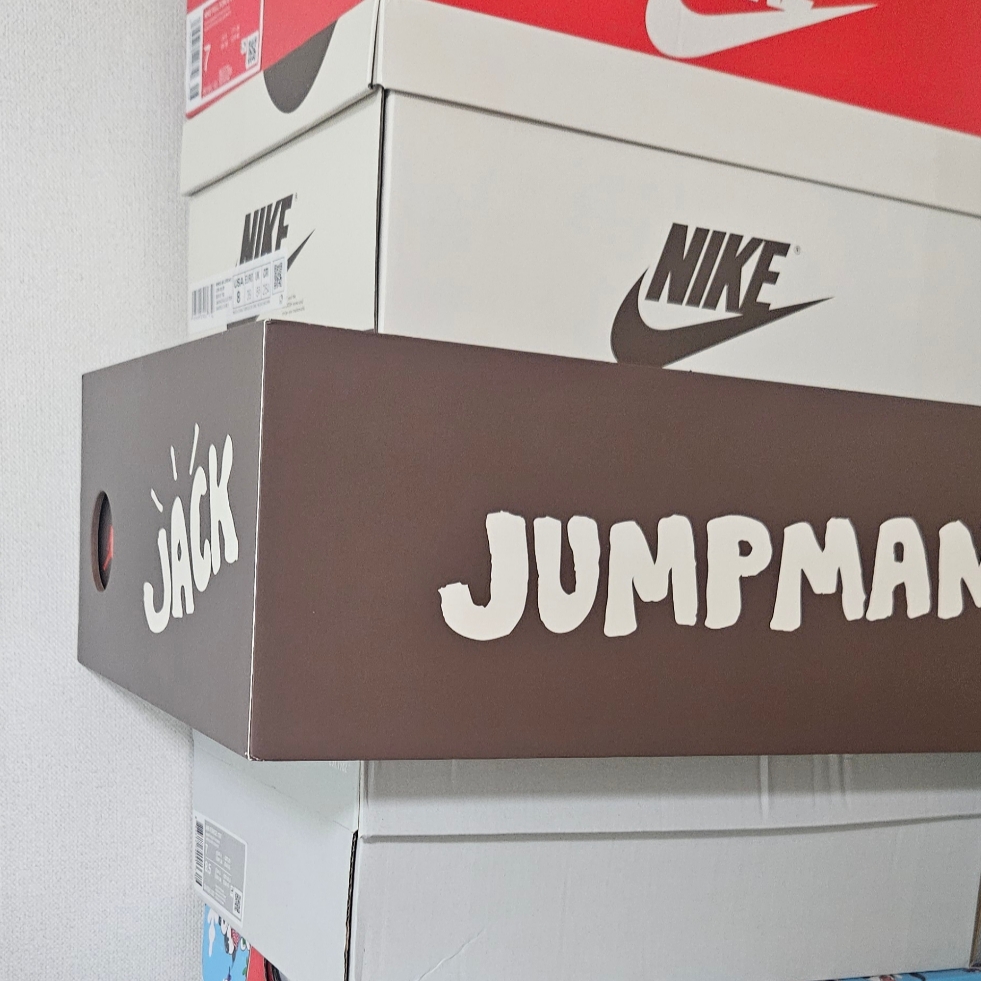 (W) Jordan 1 x Travis Scott Retro Low OG SP Canary, Jordan x Travis Scott Jumpman Jack TR Sail and Dark Mocha 착용 스타일 - 1