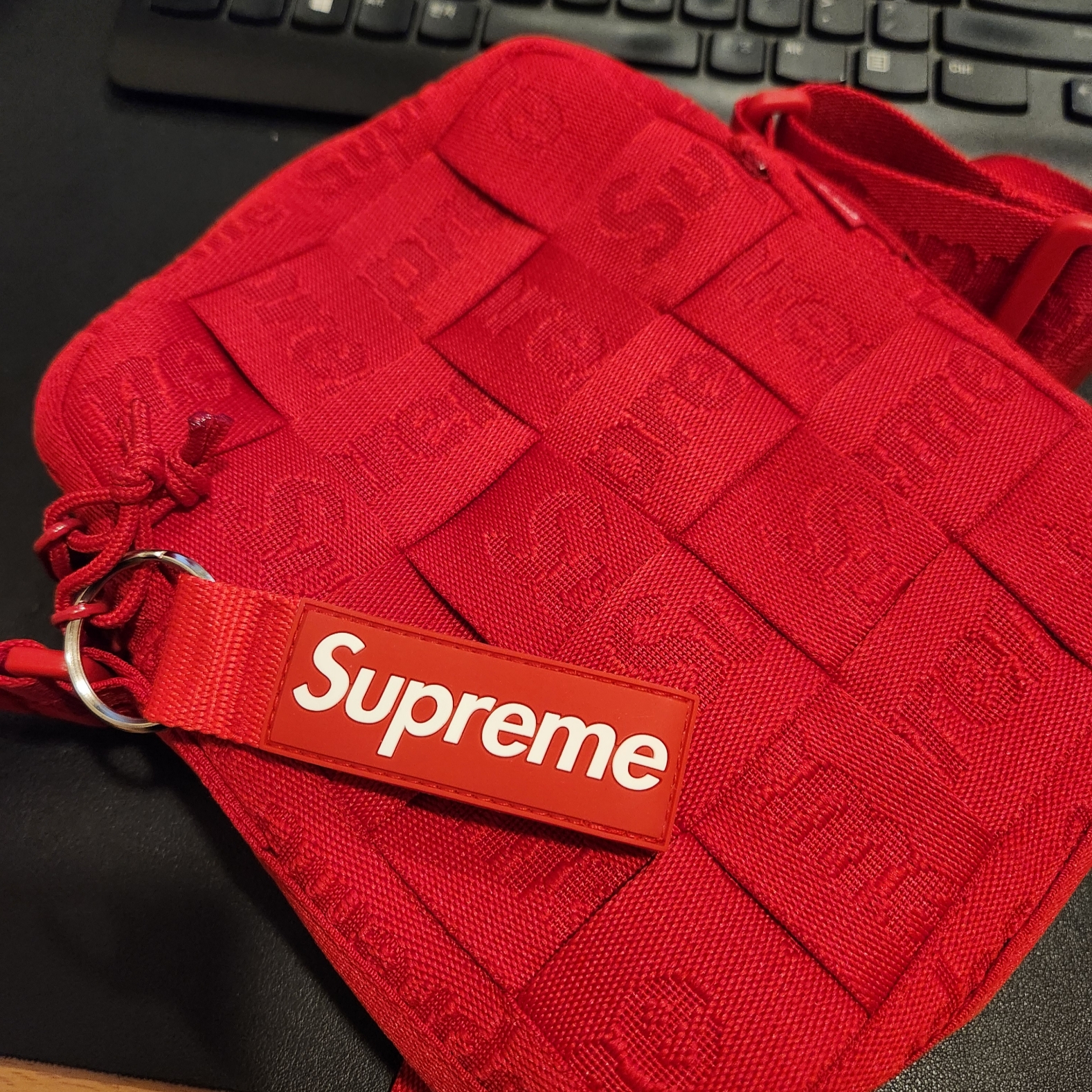 Supreme Woven Shoulder Bag Red - 23SS, Supreme Webbing Keychain Red - 23SS 착용 스타일