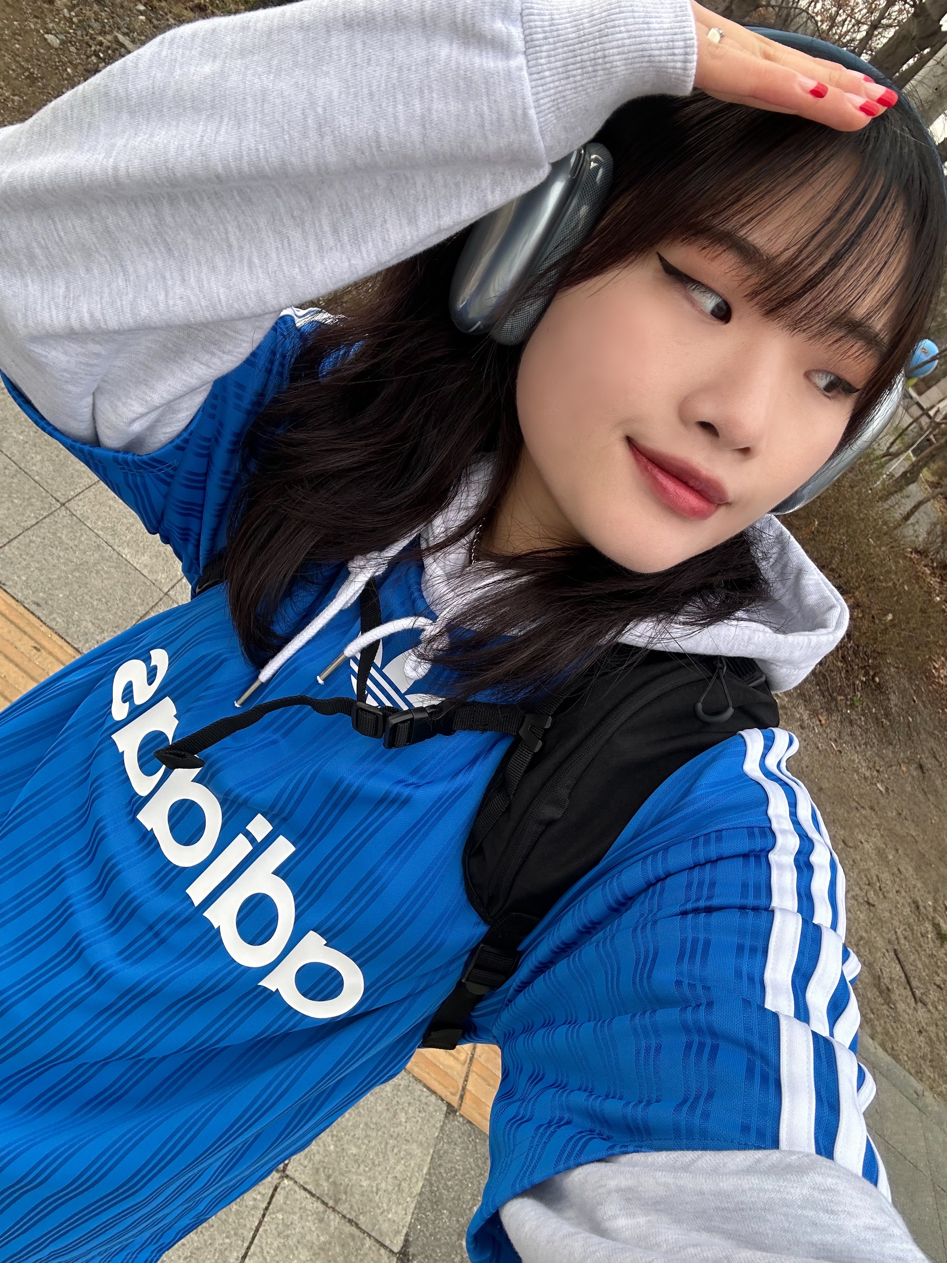 (W) Nike Air Force 1 '07 Low White, Apple AirPods Max Lightning Sky Blue (Korean Ver.) 착용 스타일 - 3