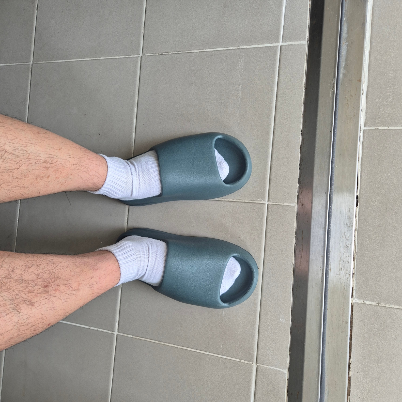 Adidas Yeezy Slide Slate Marine 착용 스타일 - 3