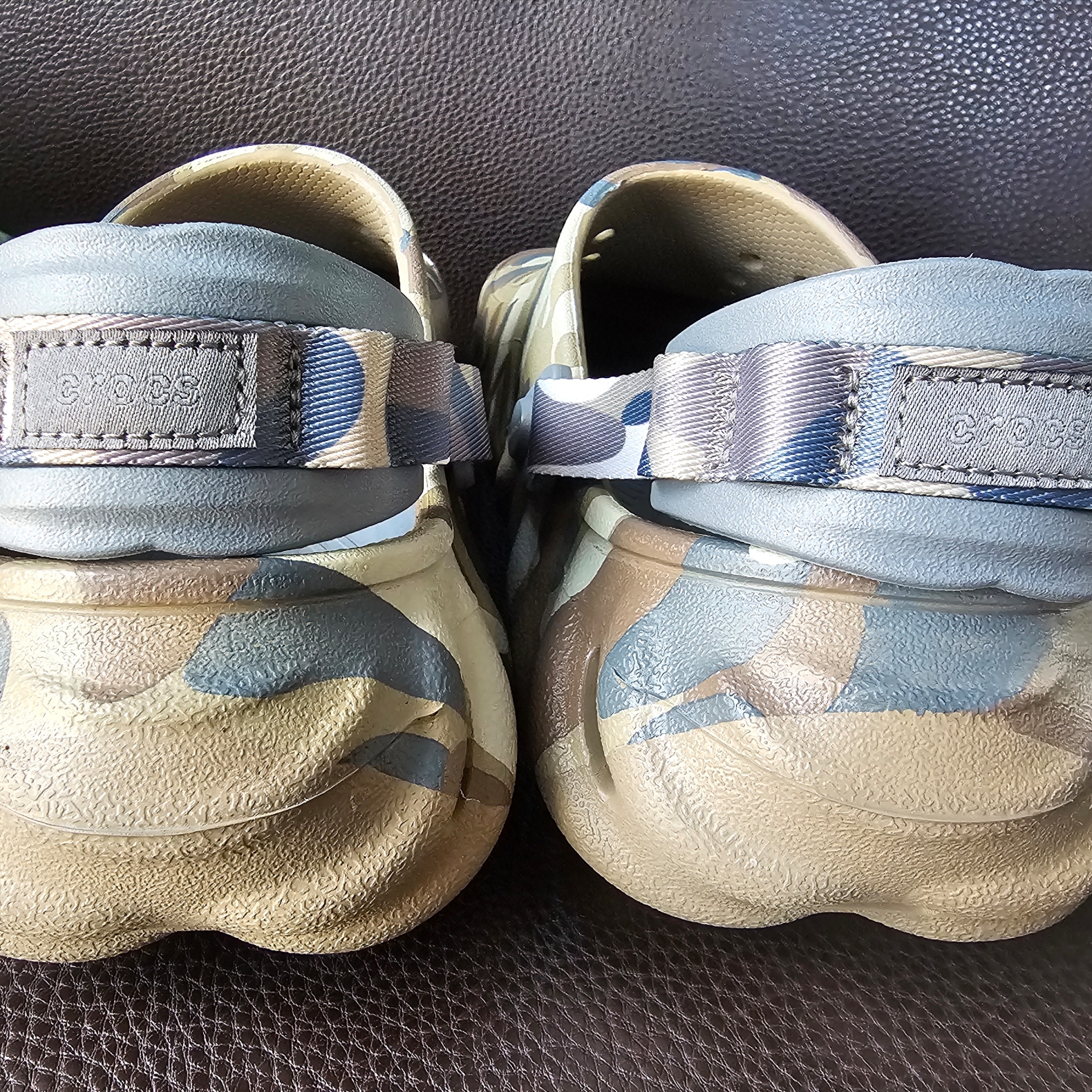 Crocs Echo Redux Clog Camo Charcoal 착용 스타일