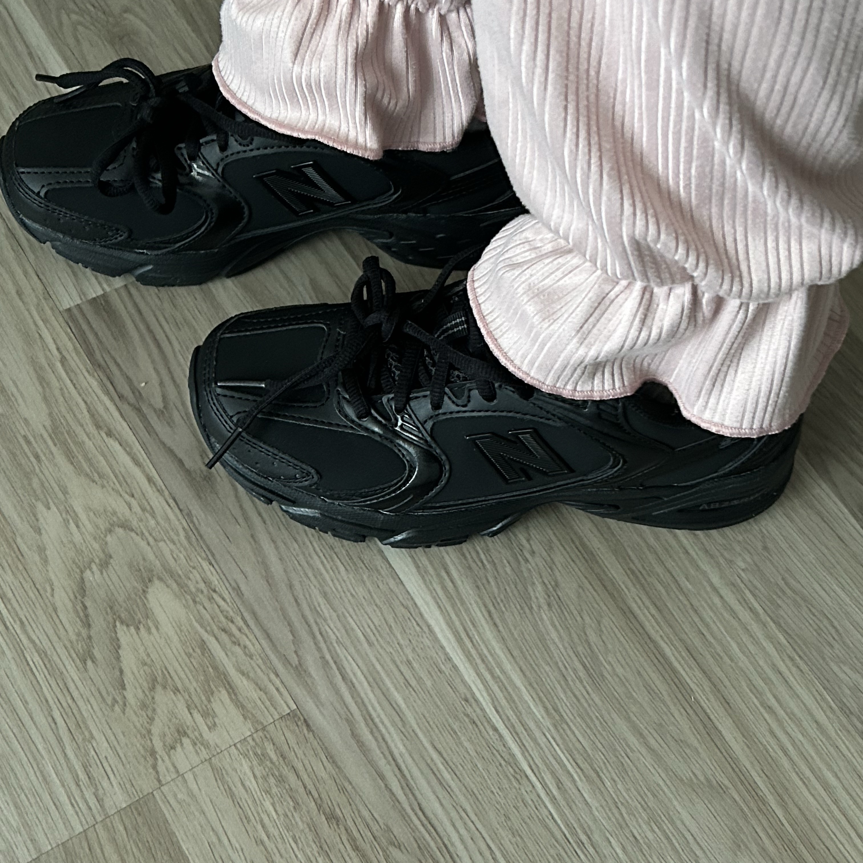 New Balance 530 Black 착용 스타일