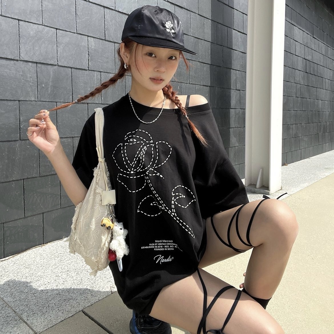 Mardi X Nardis Dot Rose T Shirt Box Fit Black, Mardi X Nardis Logo Ballcap 착용 스타일