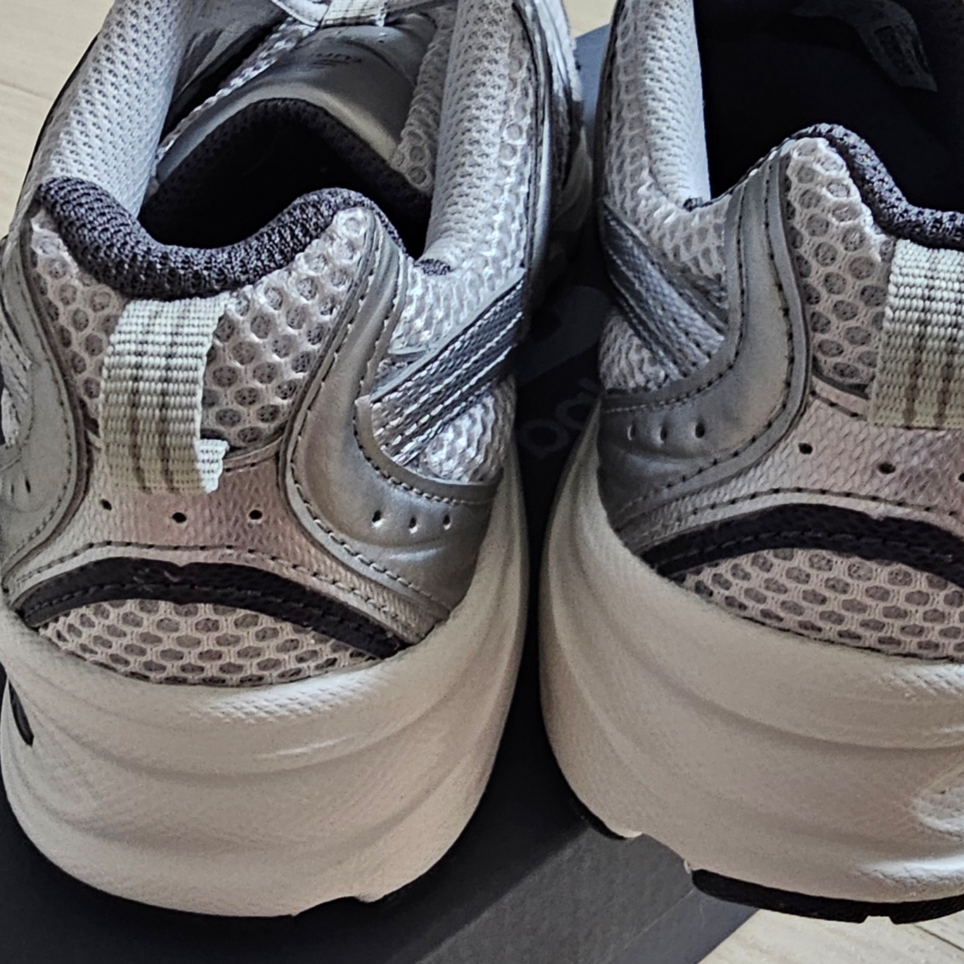 New Balance 530 Grey Matter Silver Metallic 착용 스타일 - 2