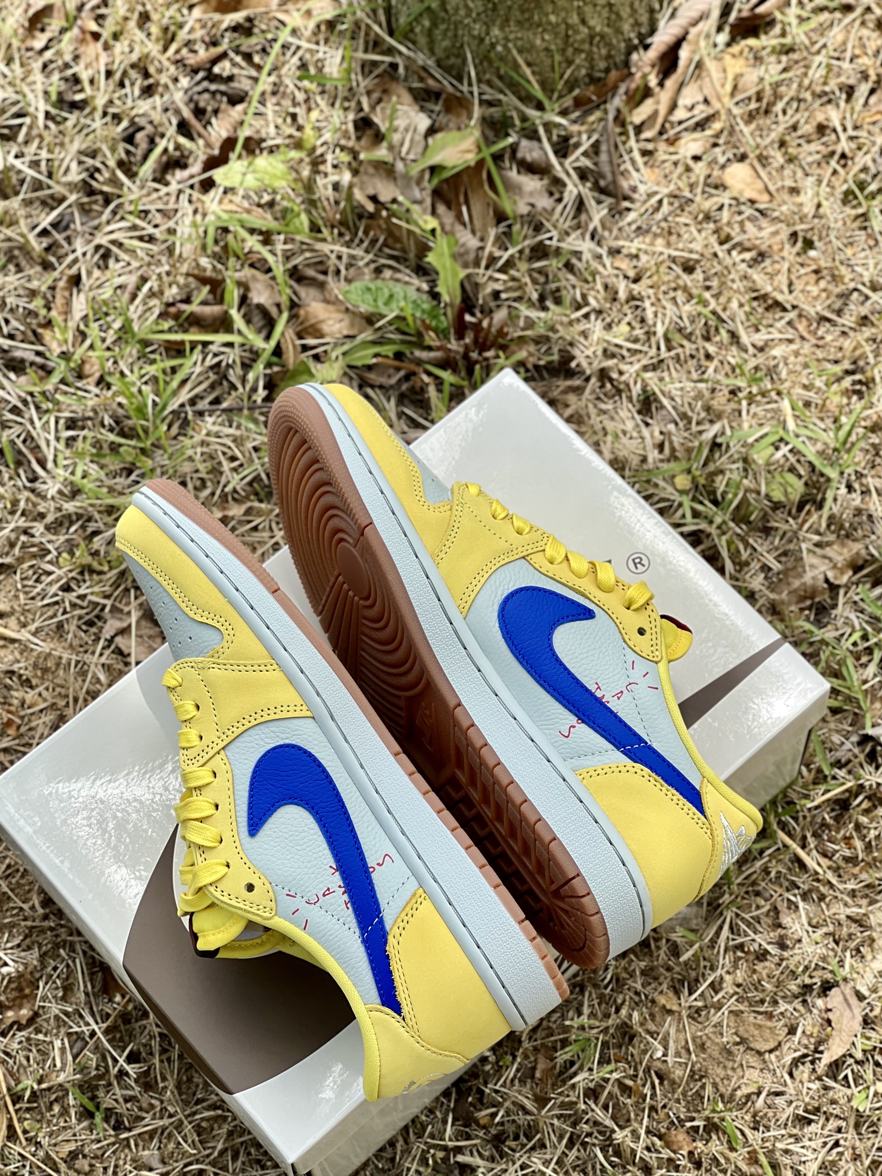 (W) Jordan 1 x Travis Scott Retro Low OG SP Canary 착용 스타일 - 1