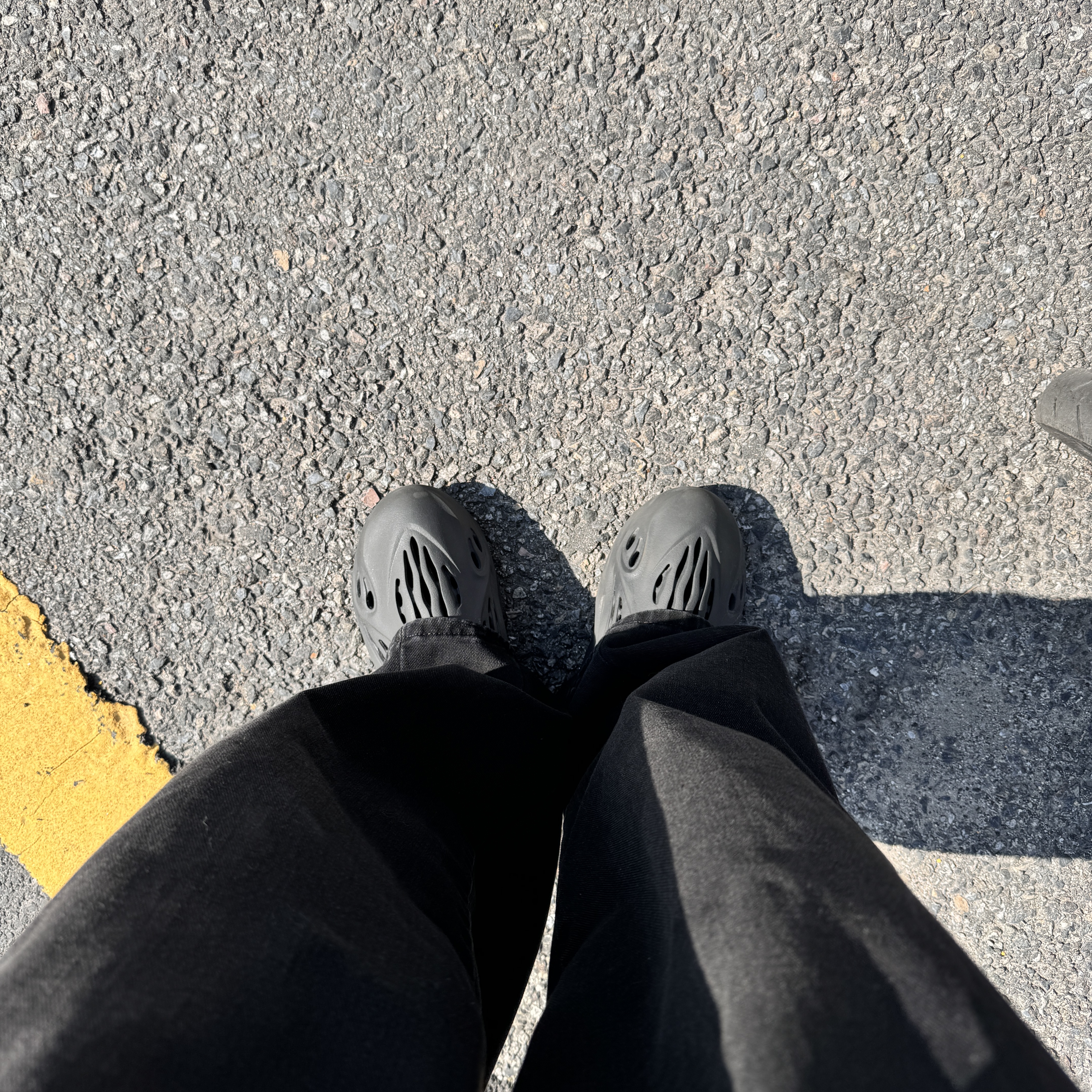 Adidas Yeezy Foam RNNR Onyx 착용 스타일