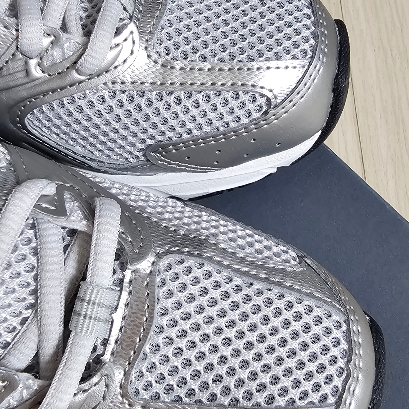 New Balance 530 Grey Matter Silver Metallic 착용 스타일 - 3