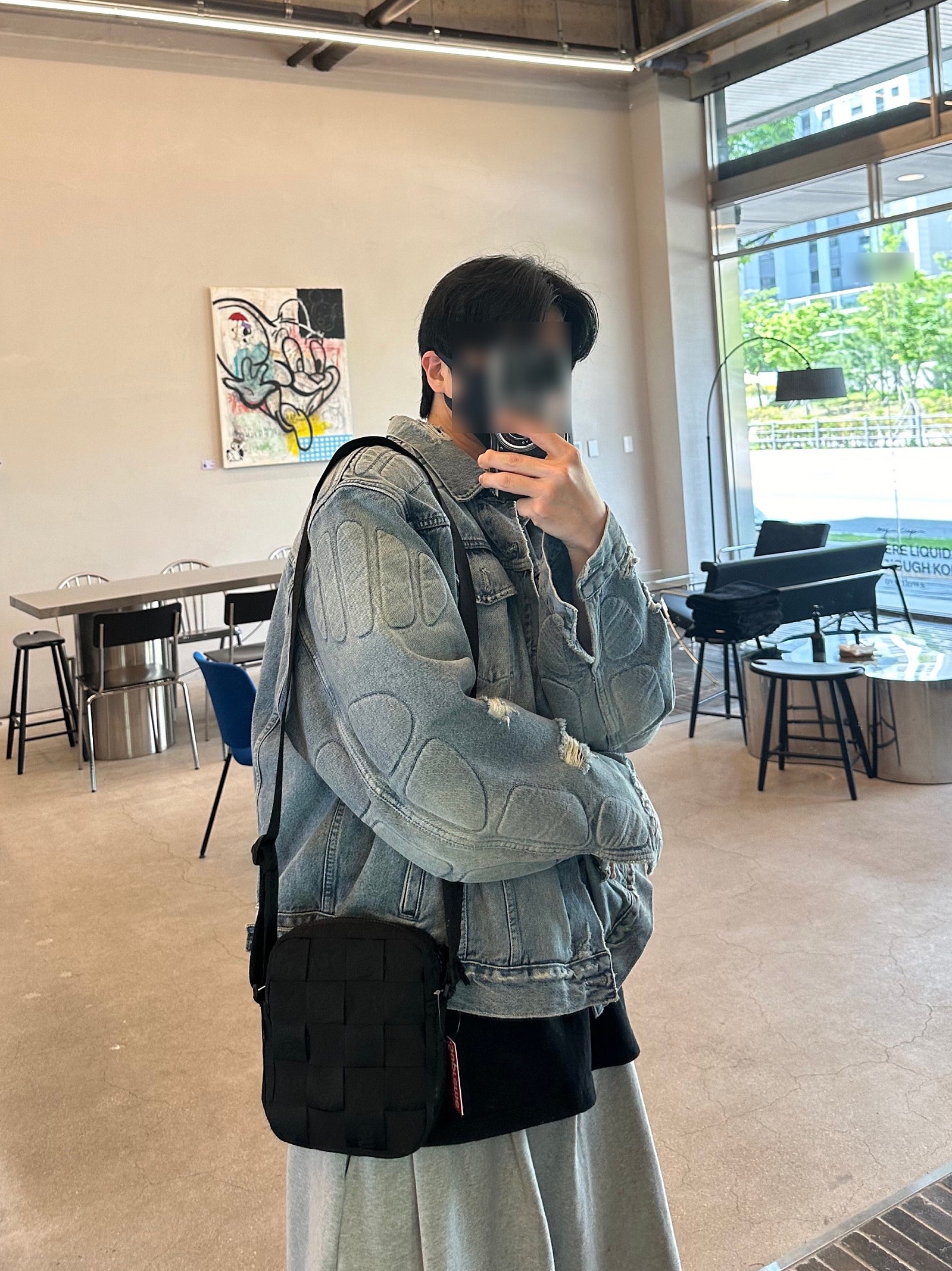 Supreme Woven Shoulder Bag Black - 24SS, Yeezy Gap Engineered By Balenciaga Padded Denim Jacket Blue 착용 스타일 - 2