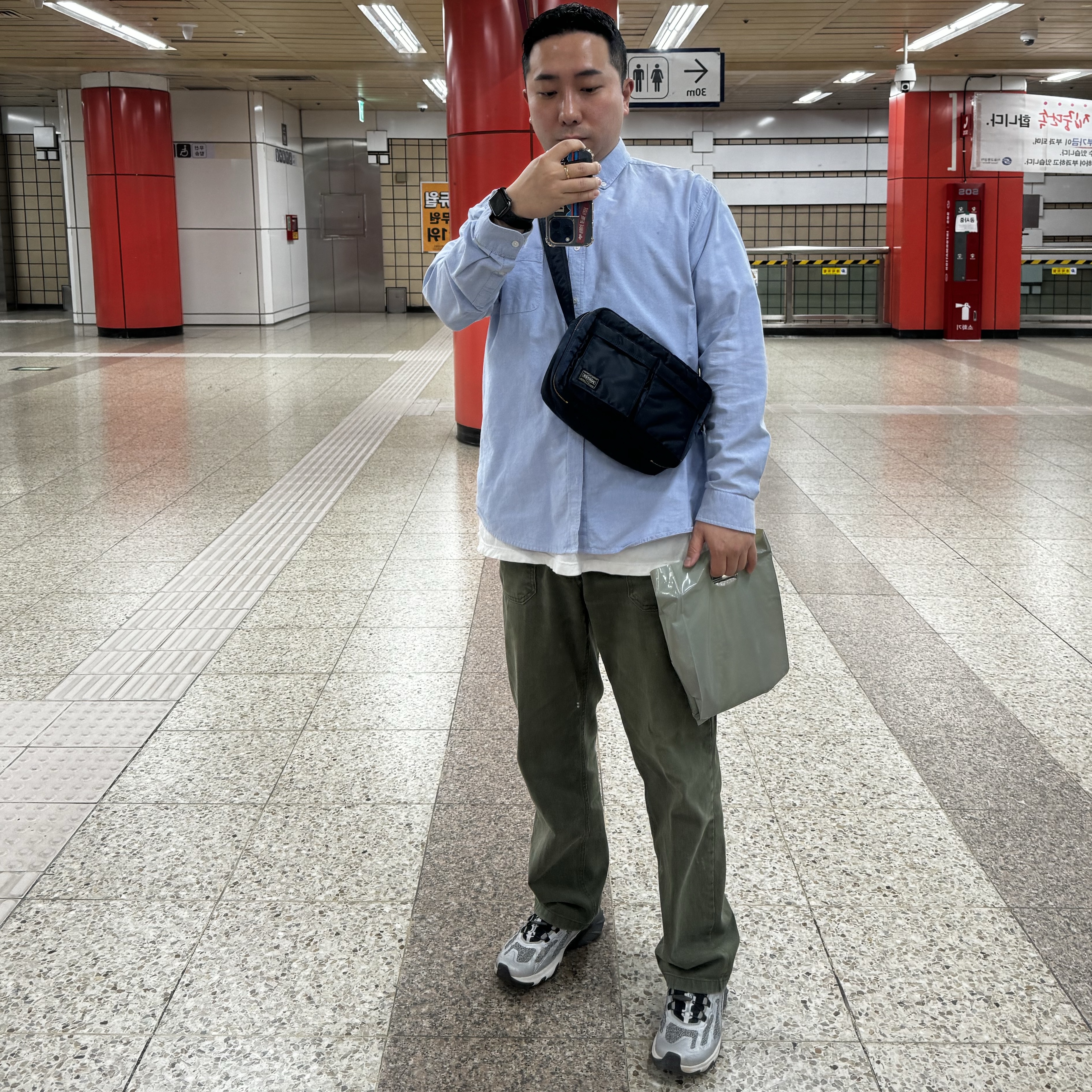 Salomon Speedverse PRG Silver Frost Grey Lunar Rock, Porter Tanker Shoulder Bag S Iron Blue 착용 스타일