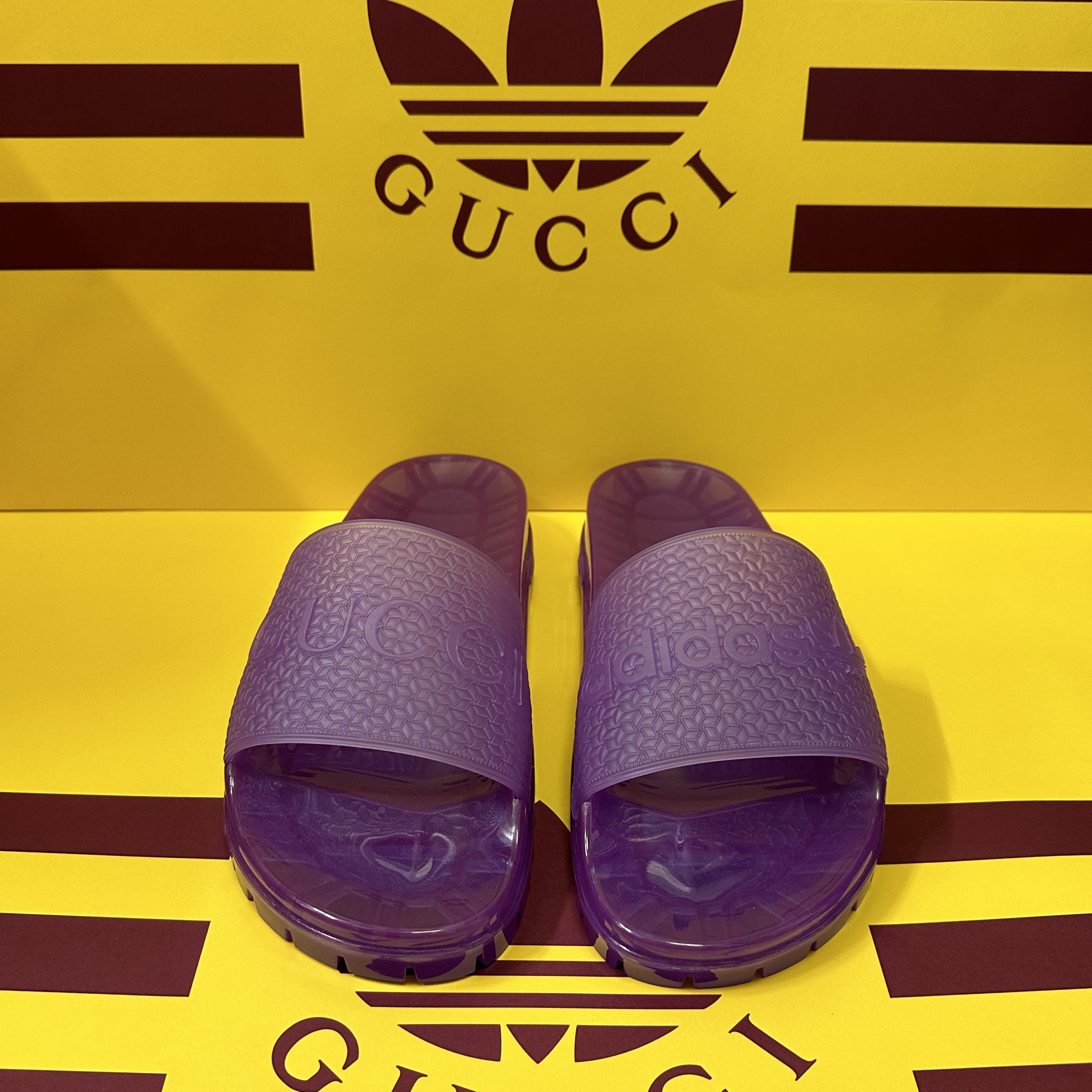 (W) Gucci x Adidas Slide Transparent Purple 착용 스타일 - 1