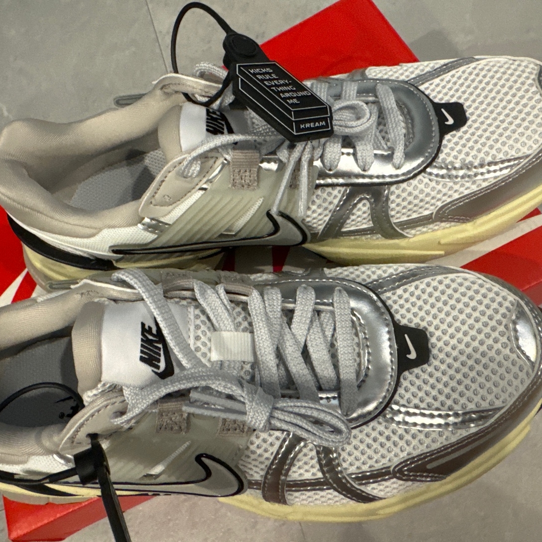 Nike V2K Run Summit White Metallic Silver 착용 스타일