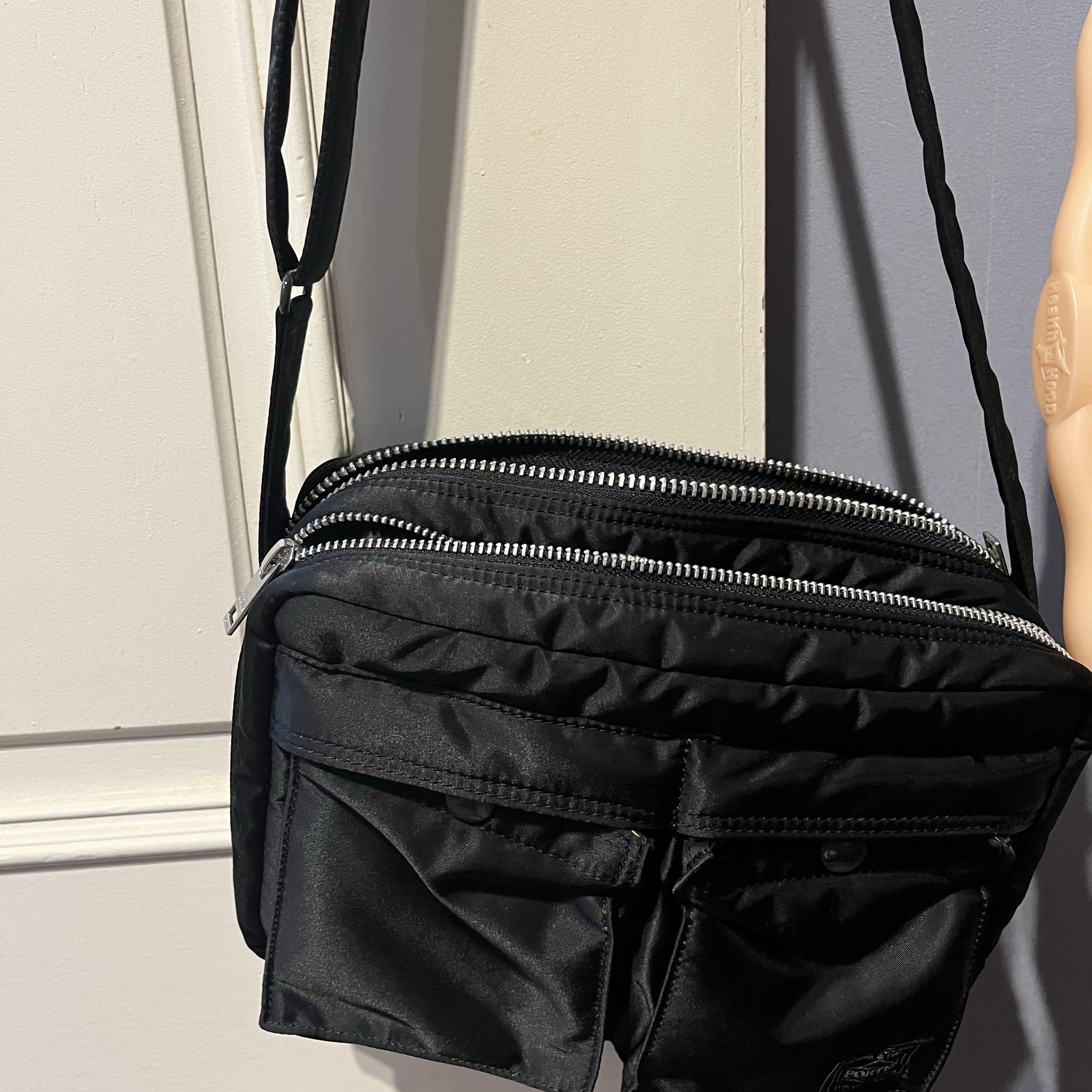 Porter Tanker Shoulder Bag S Black 착용 스타일