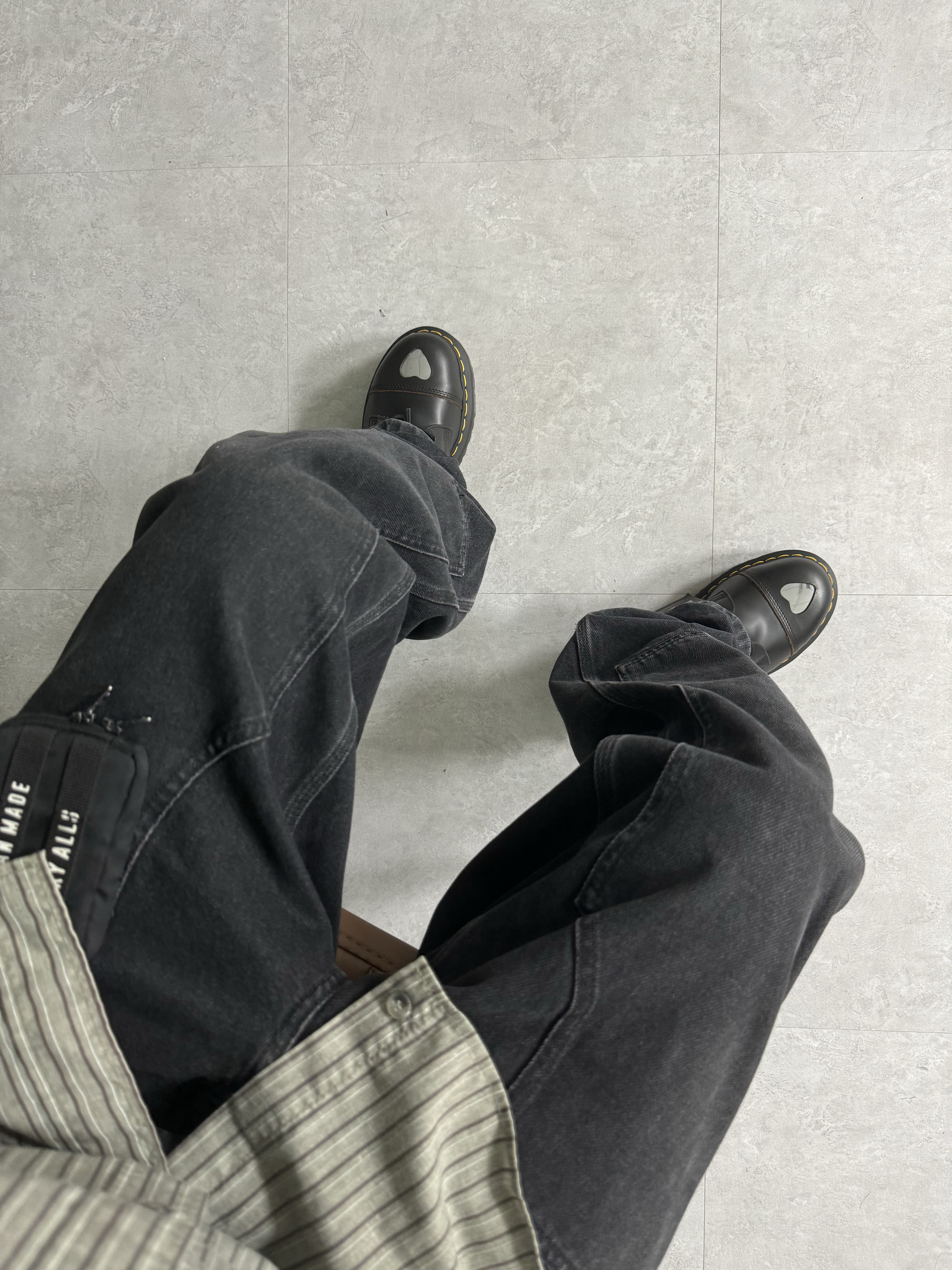 Dr. Martens x Mademe 1461 Quad Vintage Smooth Black, Carhartt WIP Fairfield Denim Double Knee Pants Black Stone Washed 착용 스타일 - 2