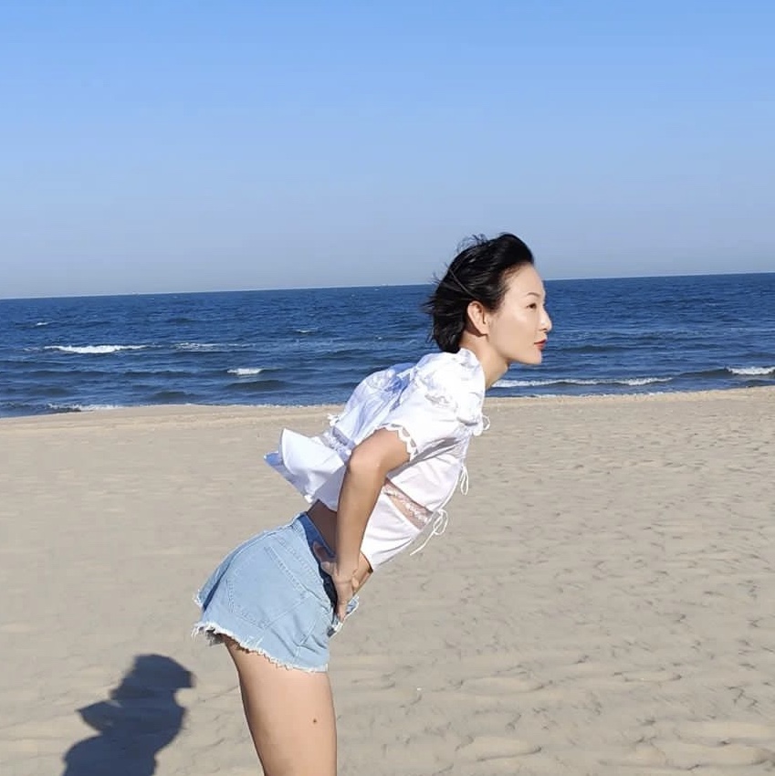 [KREAM 단독] Maison Cleo Women Delicate Roses Calais Lace and White Cotton Collar Blouse White 착용 스타일 - 3
