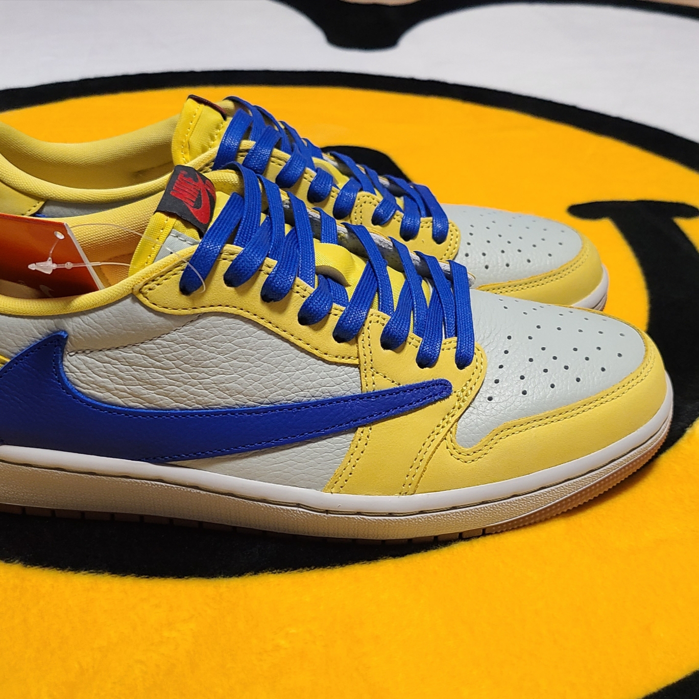 (W) Jordan 1 x Travis Scott Retro Low OG SP Canary 착용 스타일 - 3