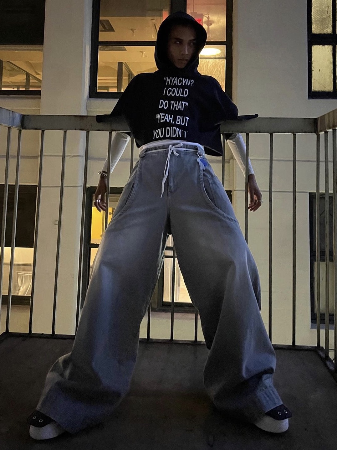 [KREAM 단독] Hyacyn Denim Us Sevar Rof Silver, [KREAM 단독] Hyacyn Tee Hyacyn USA Trademark White 착용 스타일 - 2