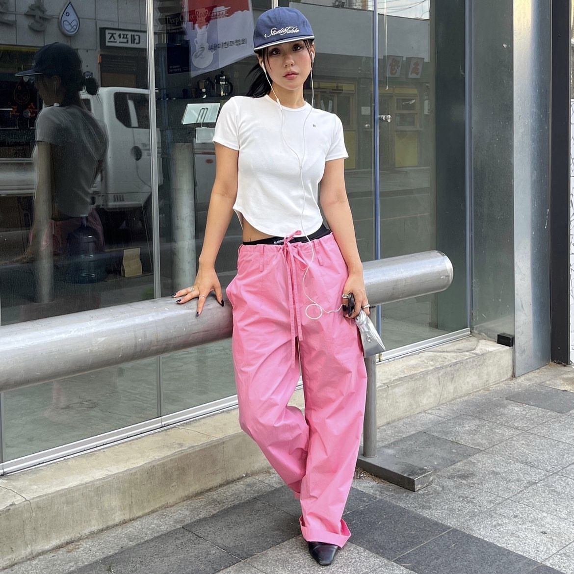 Studiotable Round Hem Simbol Top Soft Pink, Studiotable Trimming Flat Cap Navy 착용 스타일