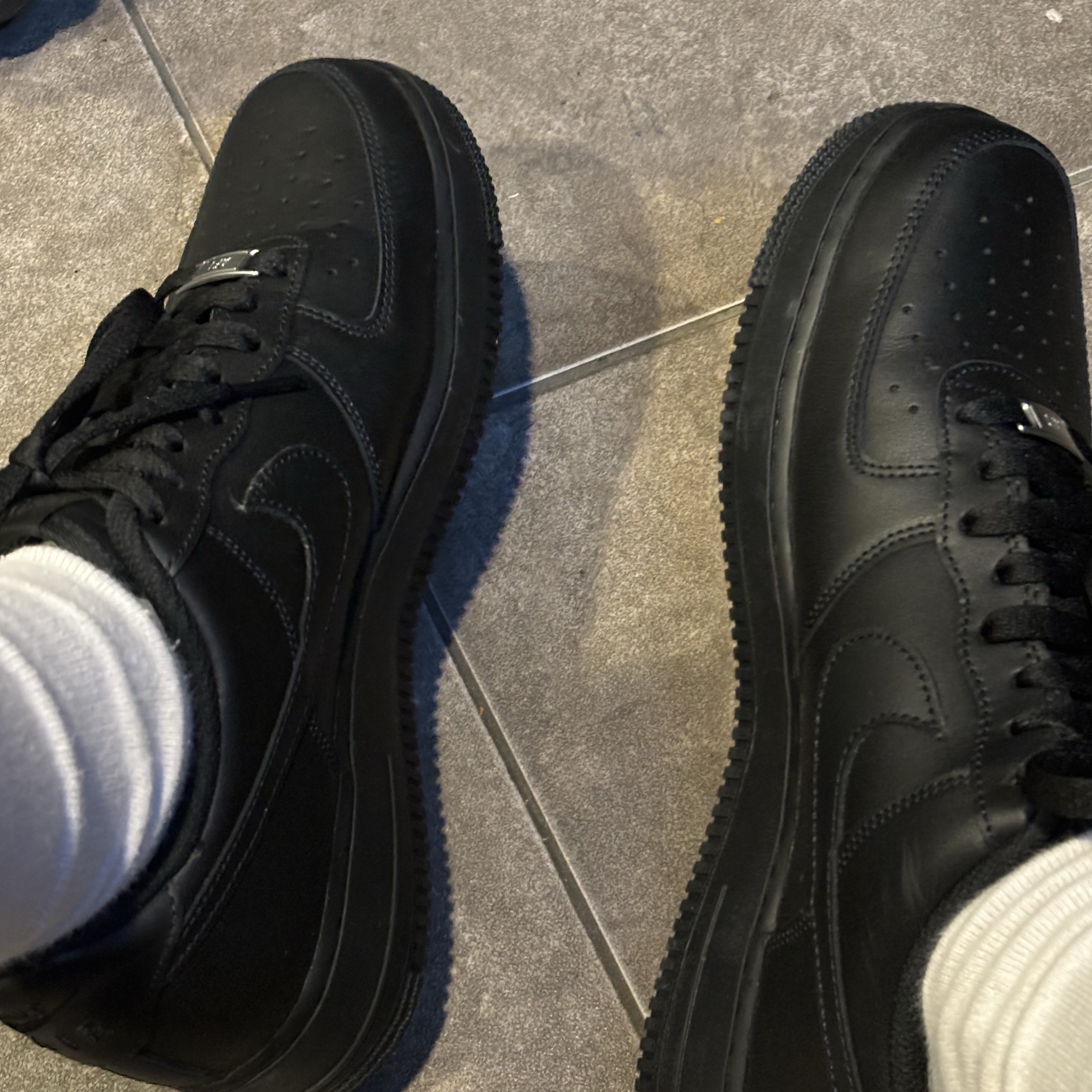 Nike Air Force 1 '07 Low Triple Black 착용 스타일 - 2