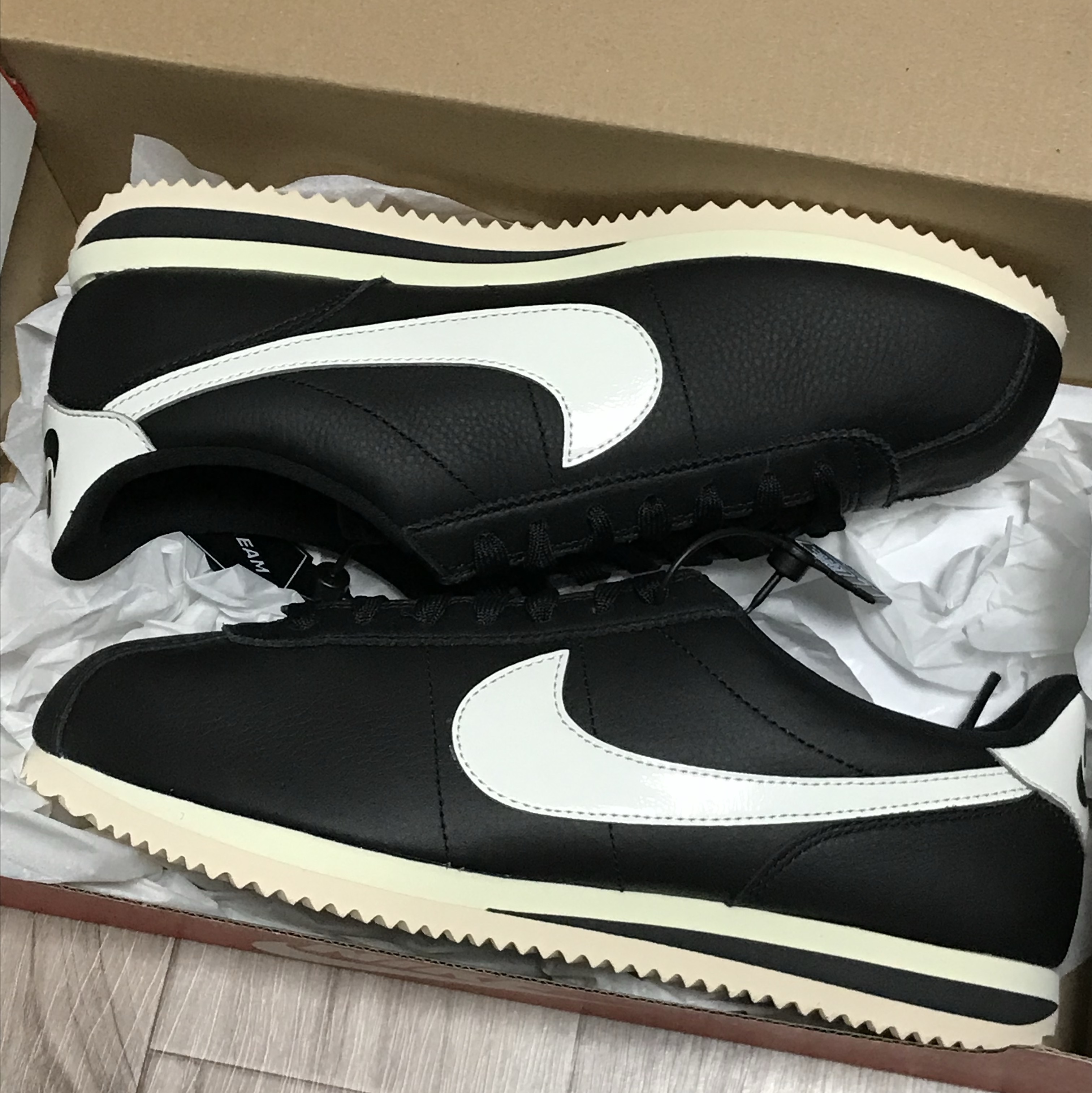 (W) Nike Cortez Black and Sail 착용 스타일 - 1