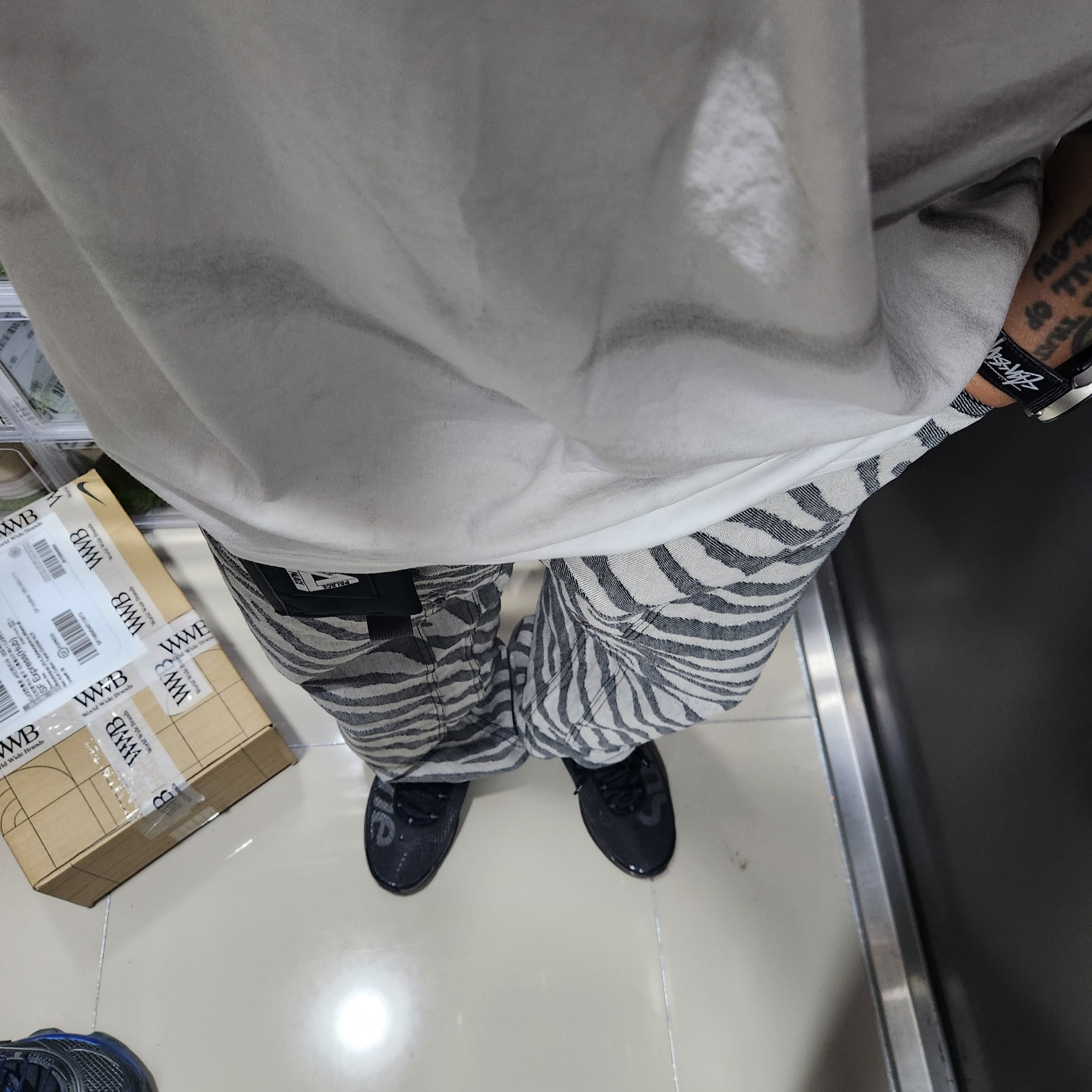 Supreme x MM6 Maison Margiela Box Logo T-Shirt White - 24SS, Supreme Double Knee Painter Pant Zebra - 24SS 착용 스타일 - 1