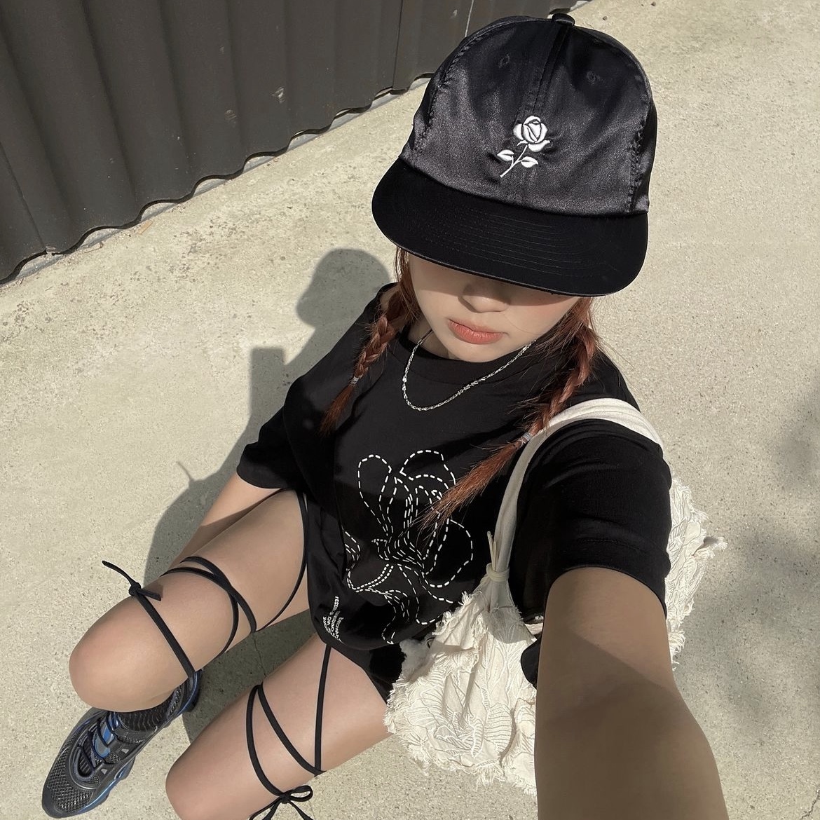 Mardi X Nardis Dot Rose T Shirt Box Fit Black 착용 스타일