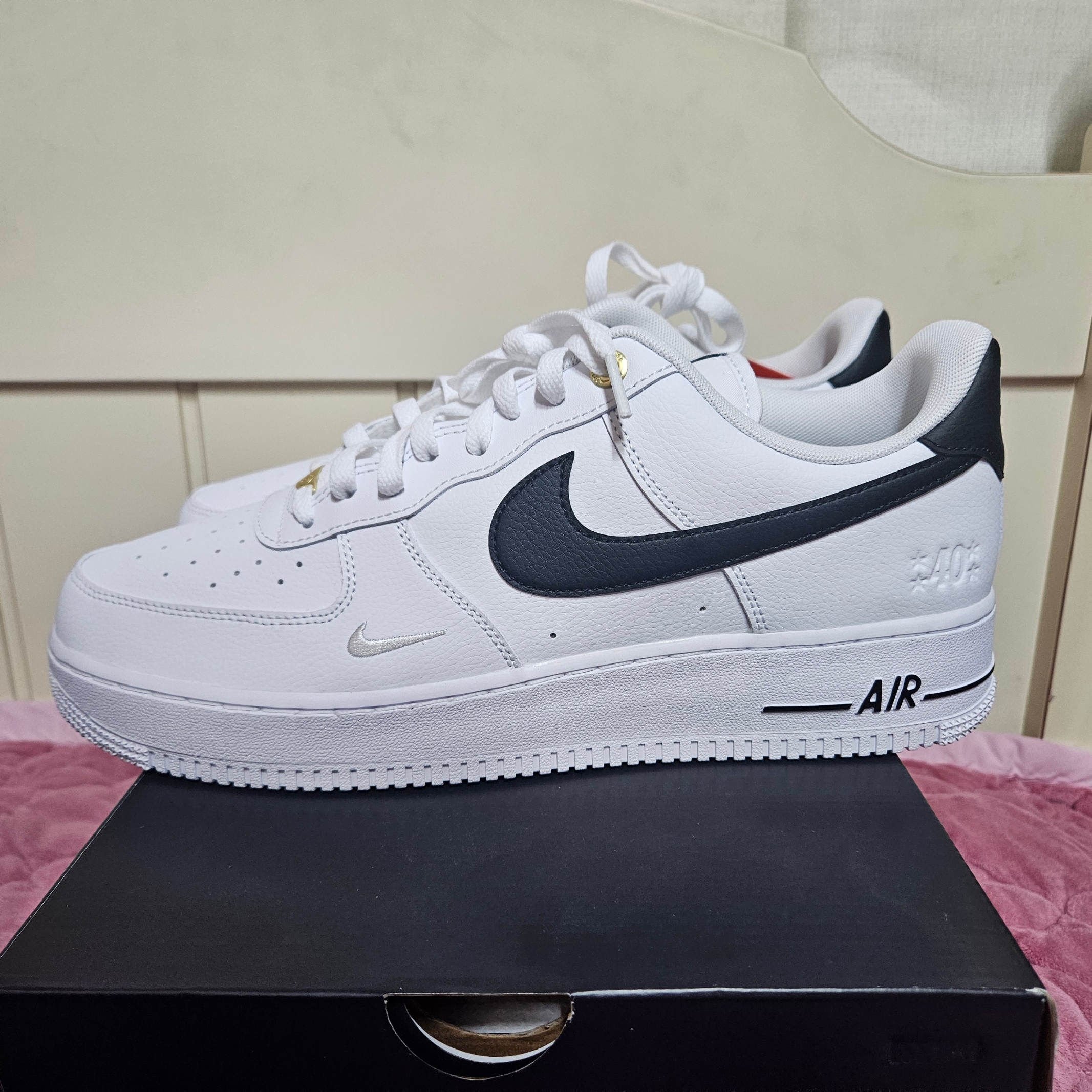 Nike Air Force 1 '07 LV8 40th Anniversary Join Forces White Black 착용 스타일 - 1