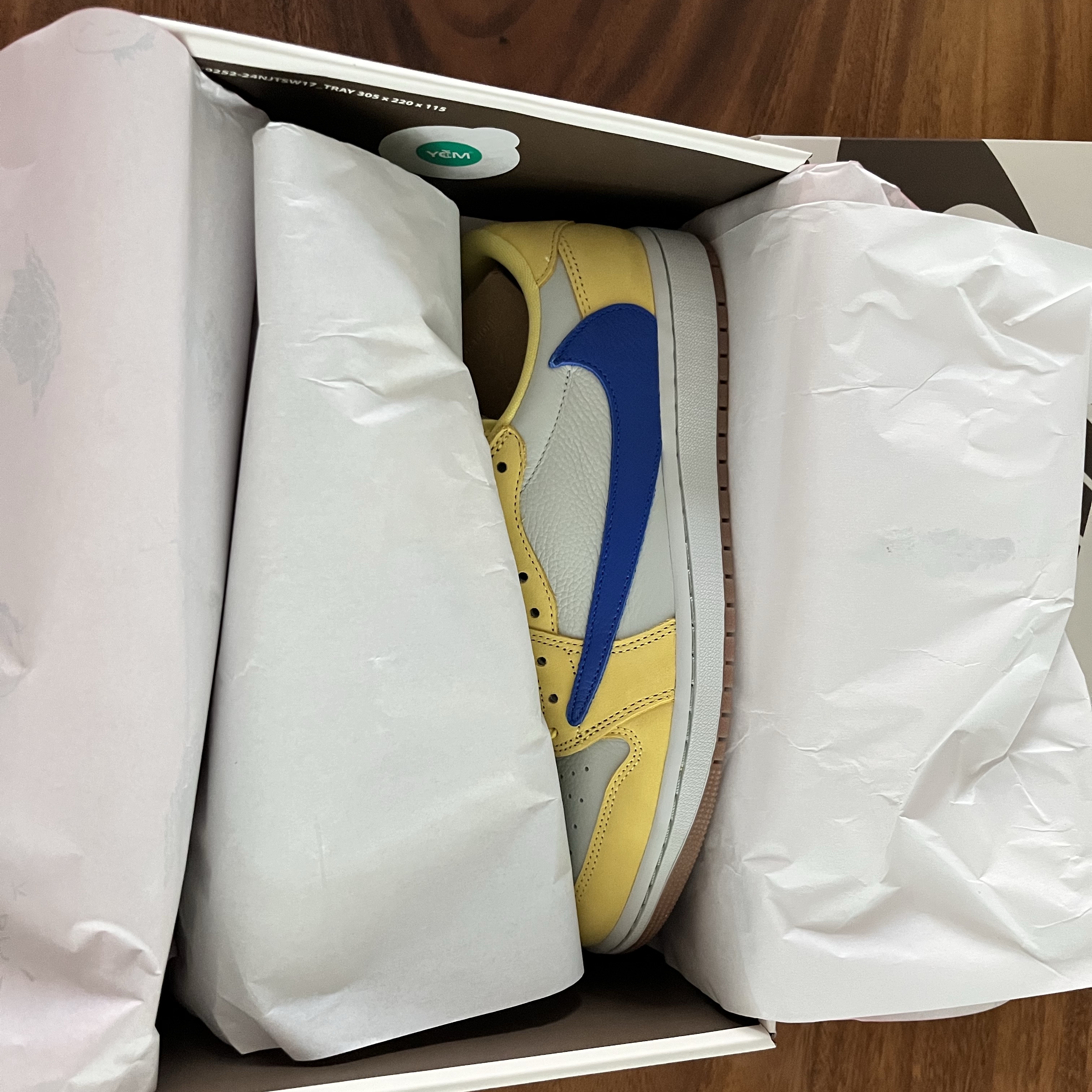 (W) Jordan 1 x Travis Scott Retro Low OG SP Canary 착용 스타일 - 4
