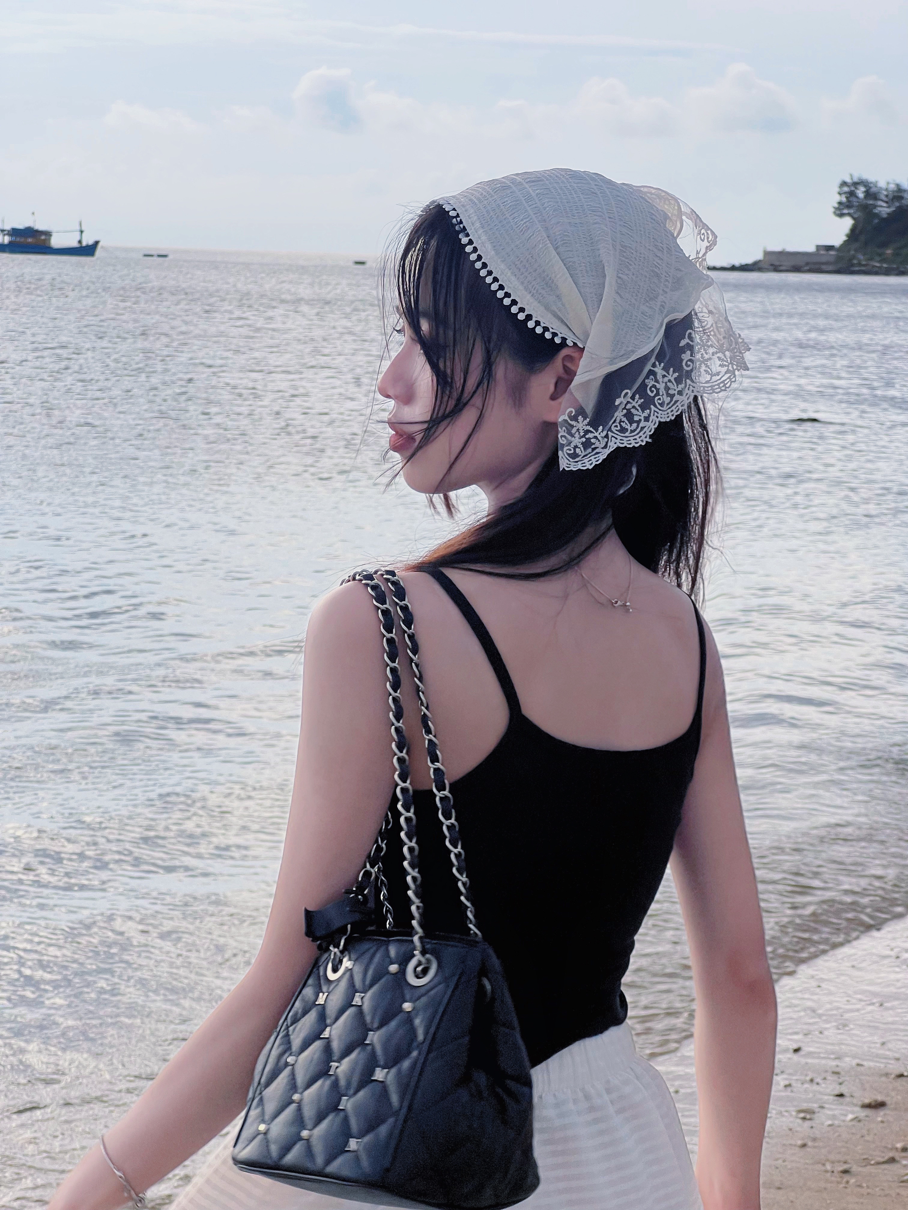 Matin Kim Stud Mini Quilting Bucket Bag Black 착용 스타일