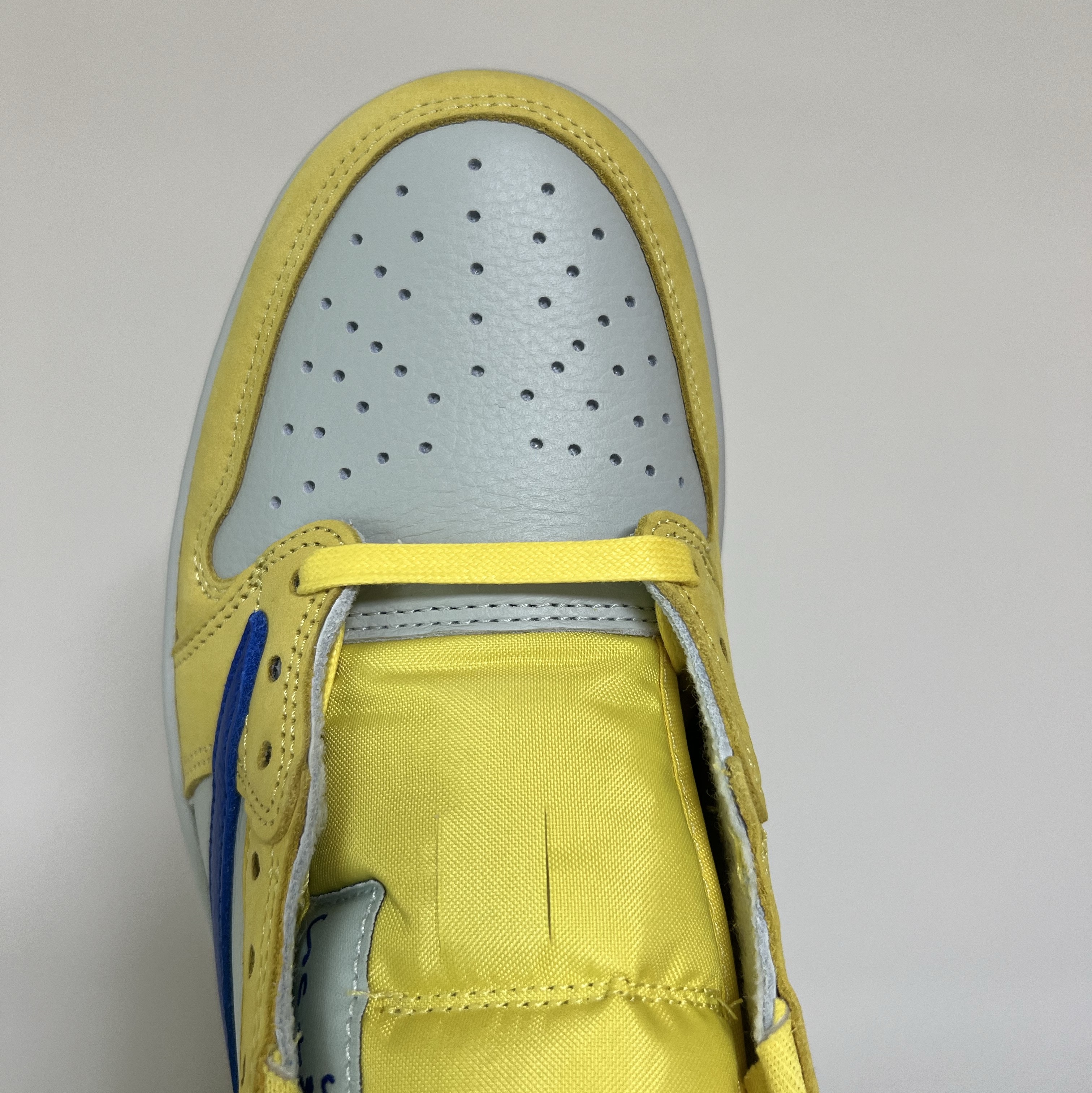(W) Jordan 1 x Travis Scott Retro Low OG SP Canary 착용 스타일 - 3