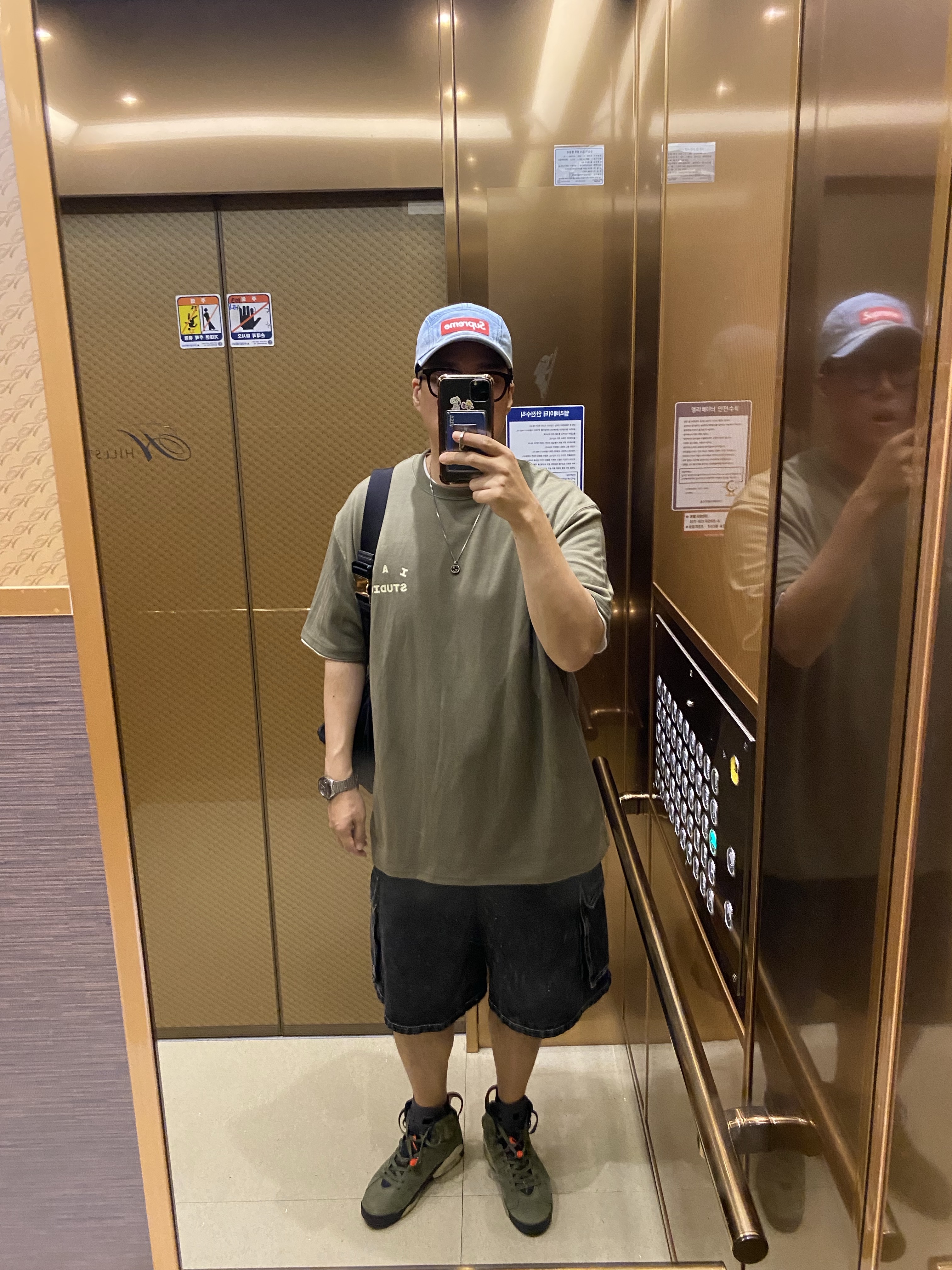 Jordan 6 x Travis Scott Retro Olive, IAB Studio x D.P. T-Shirt Army Green 착용 스타일