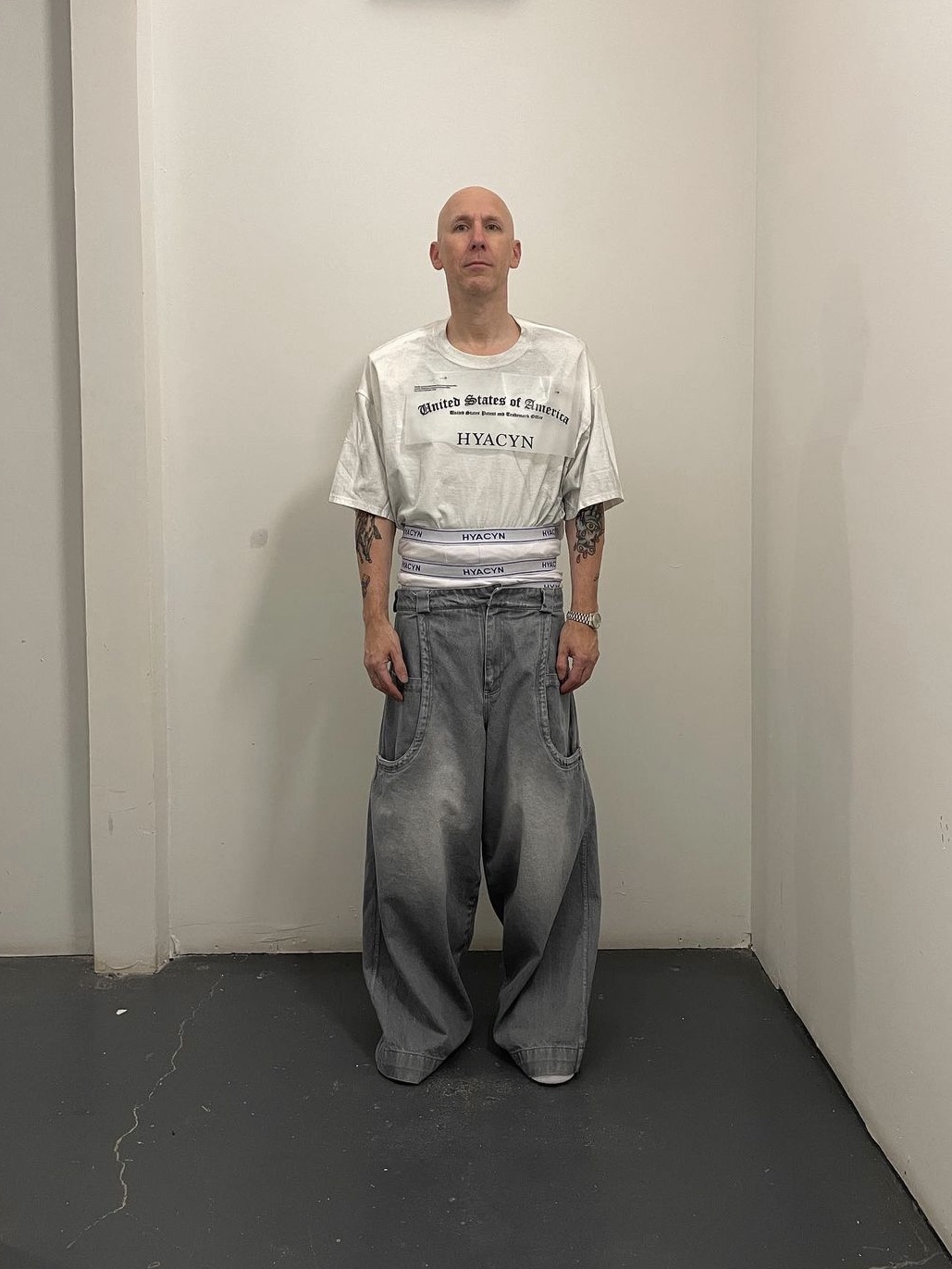 [KREAM 단독] Hyacyn Denim Us Sevar Rof Silver, [KREAM 단독] Hyacyn Tee Hyacyn USA Trademark White 착용 스타일 - 1
