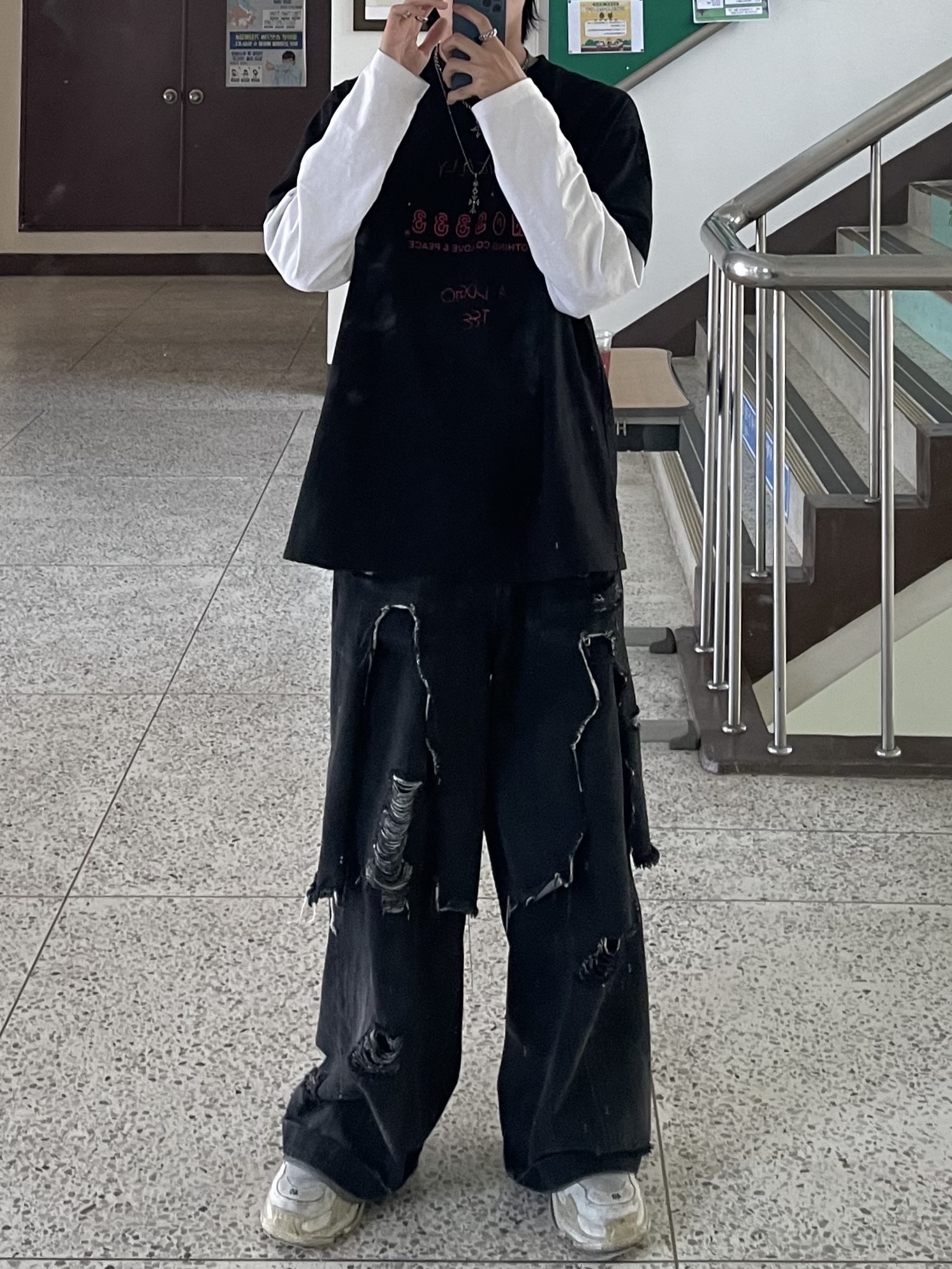 BLR Destroyed Black Denim Pants Black 착용 스타일 - 3
