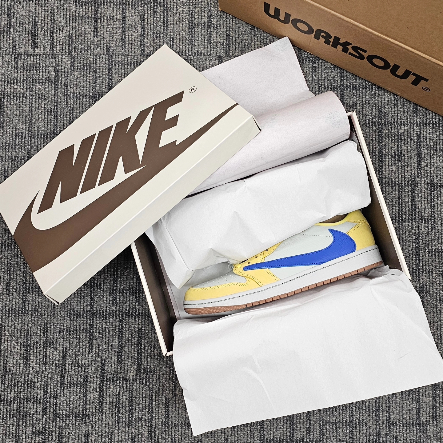 (W) Jordan 1 x Travis Scott Retro Low OG SP Canary 착용 스타일 - 4