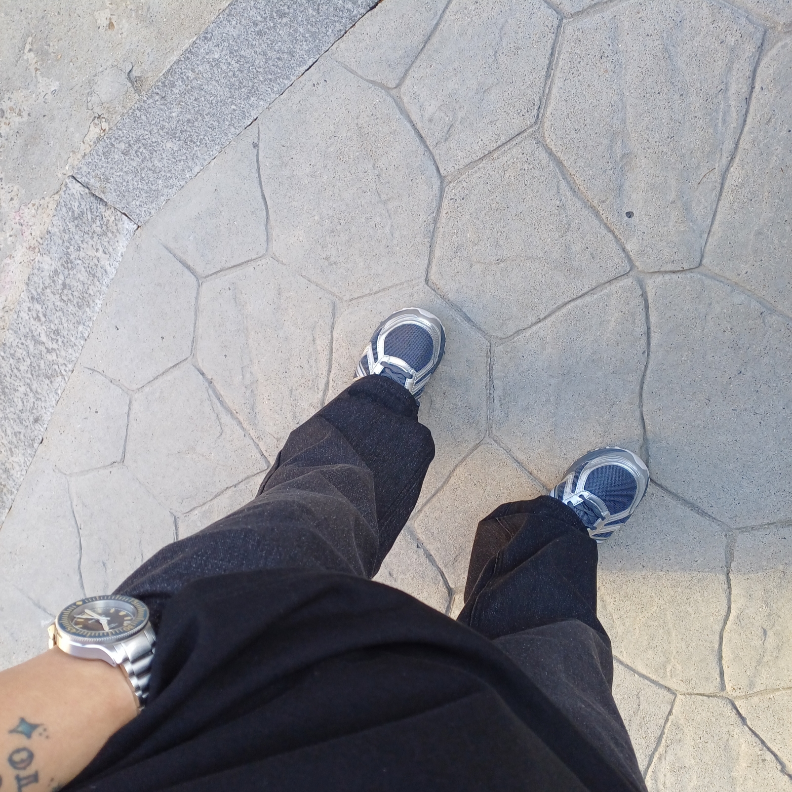 New Balance 410v5 Black Silver - 2E Wide 착용 스타일 - 3