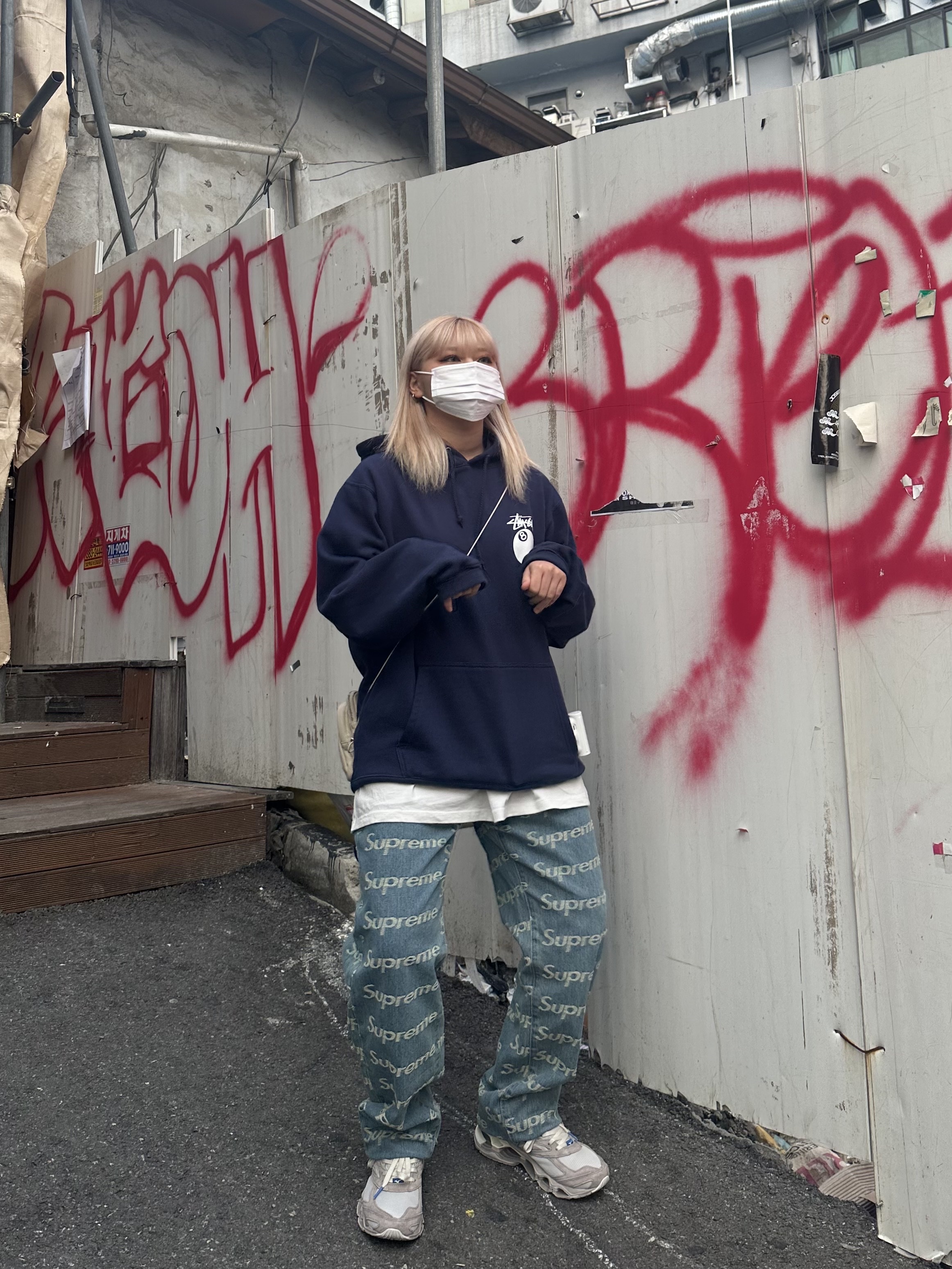 Supreme Frayed Logos Regular Jean Blue - 21SS, Stussy 8 Ball Hoodie Navy - 21SS 착용 스타일