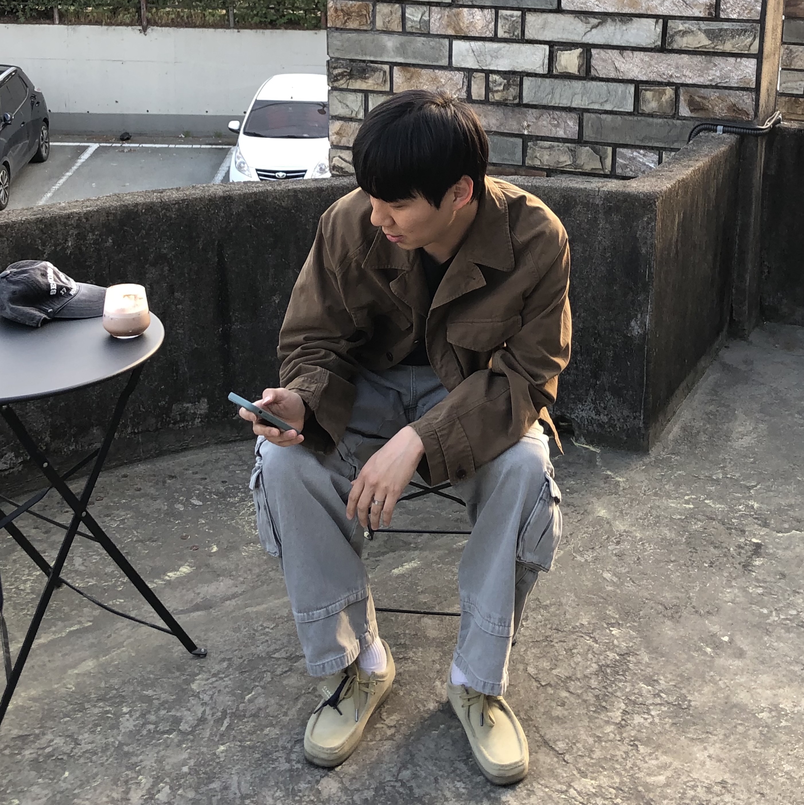 Clarks Wallabee Maple Suede 착용 스타일 - 3