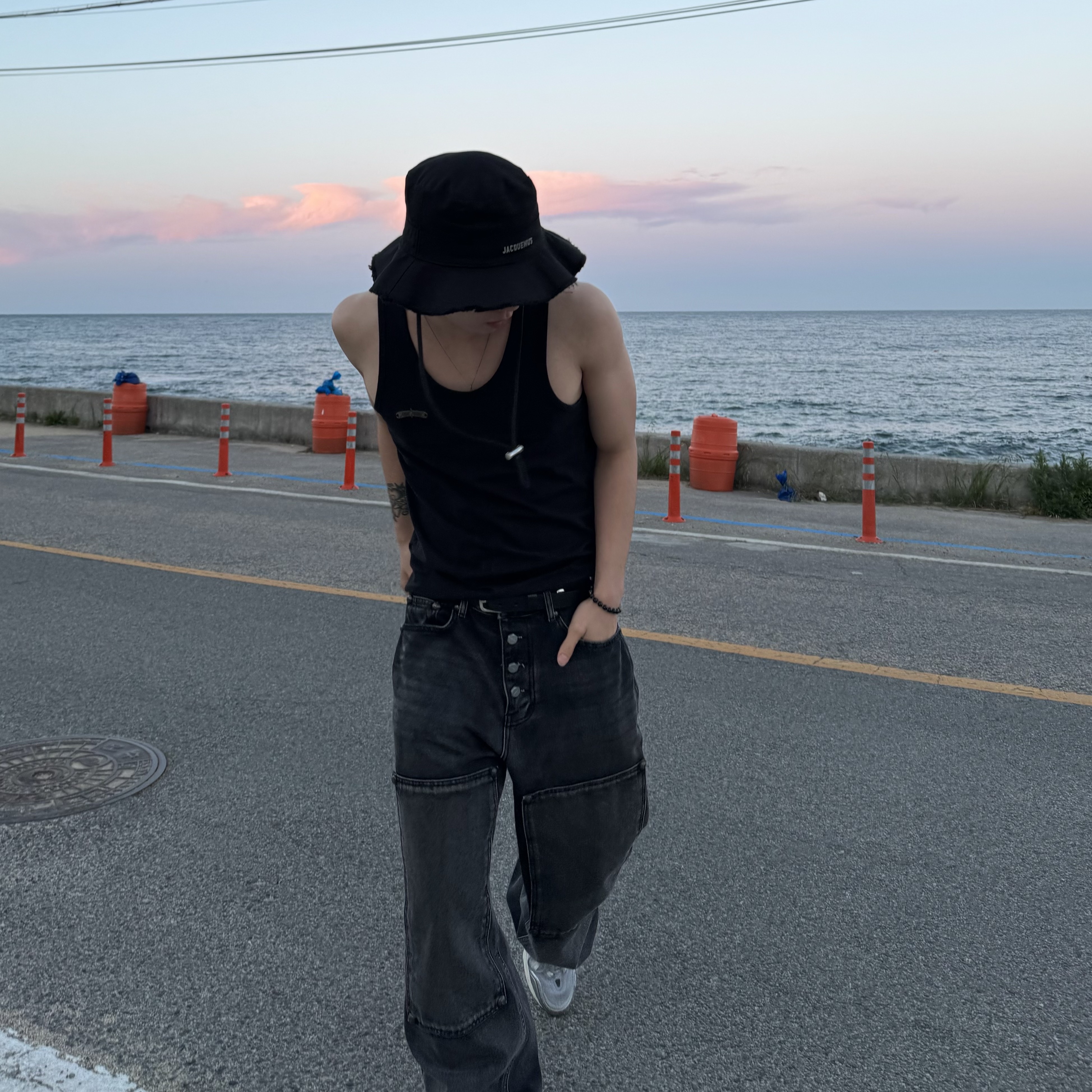 Jacquemus Le Bob Artichaut Bucket Hat Black, Asics Gel-1090 Piedmont Grey 착용 스타일 - 2
