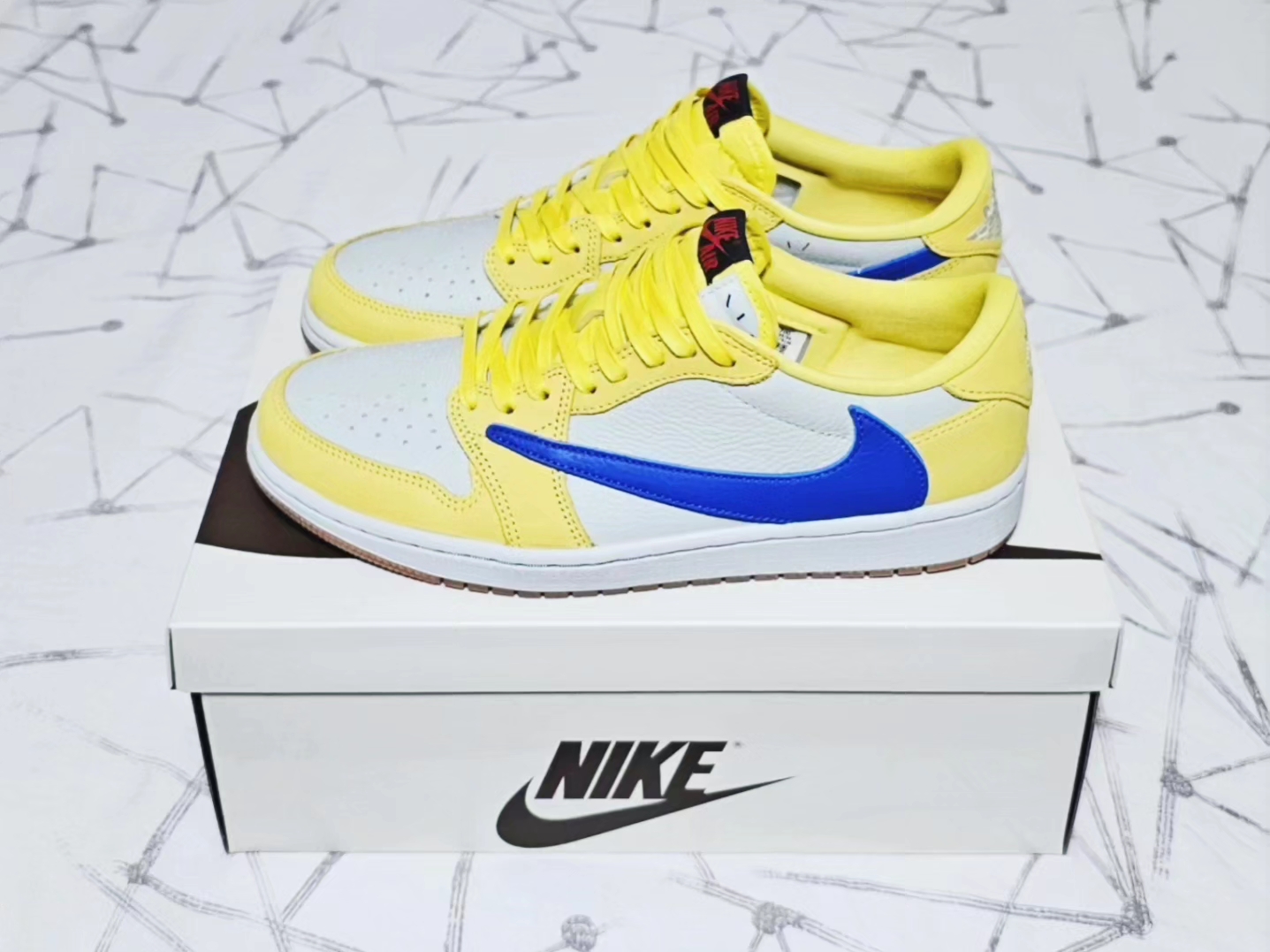 (W) Jordan 1 x Travis Scott Retro Low OG SP Canary 착용 스타일 - 2