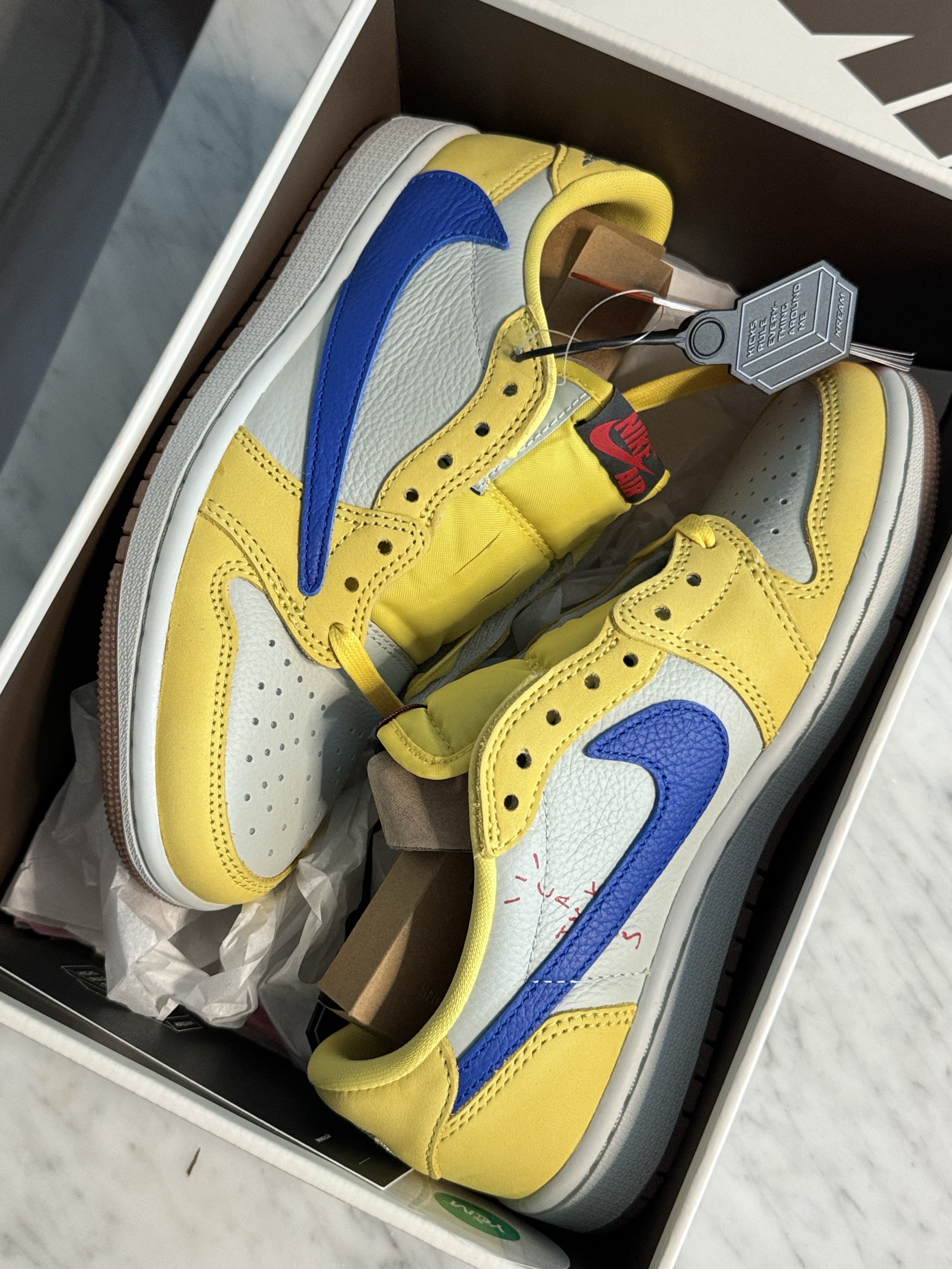 (W) Jordan 1 x Travis Scott Retro Low OG SP Canary 착용 스타일 - 2