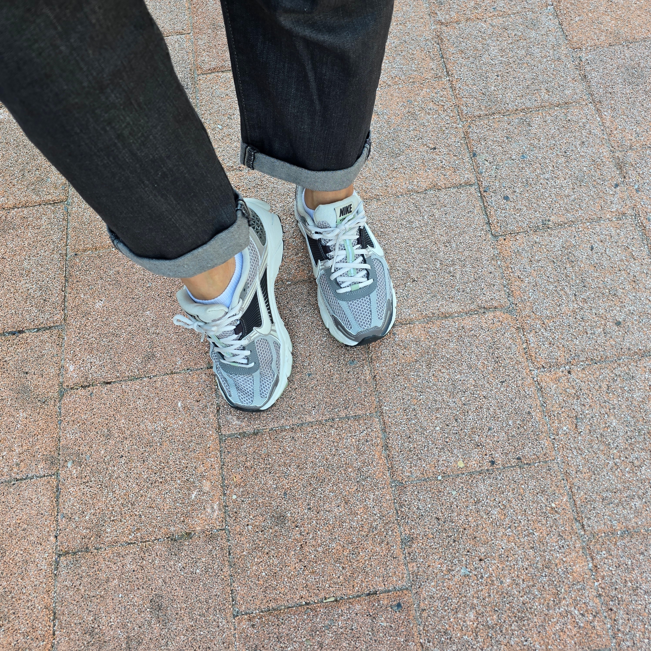 (W) Nike Zoom Vomero 5 Cobblestone and Flat Pewter 착용 스타일 - 1