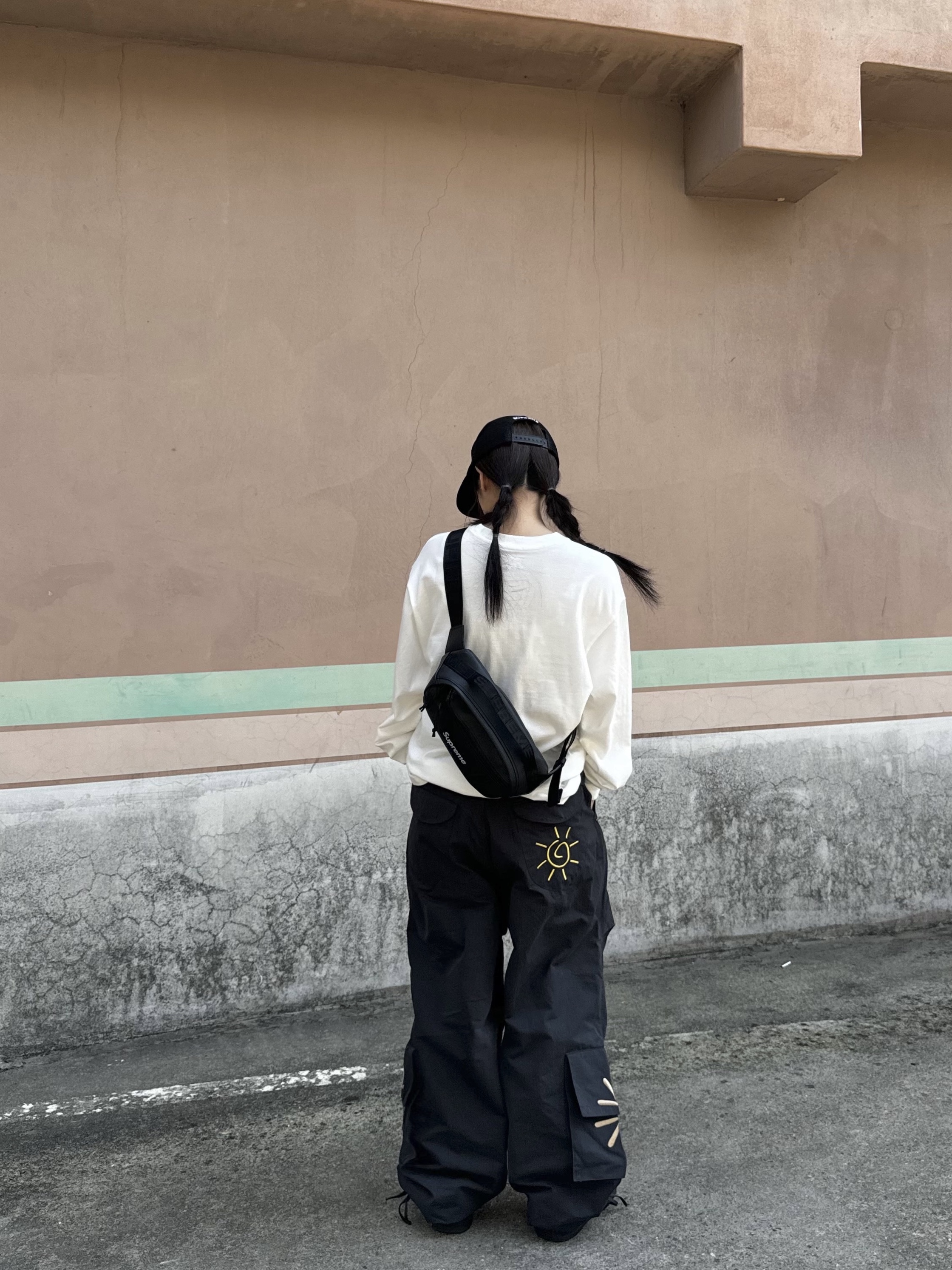 Supreme Collar Logo L/S Top White - 23FW, Supreme Terry Mesh Back 5-Panel Black - 24SS 착용 스타일 - 2
