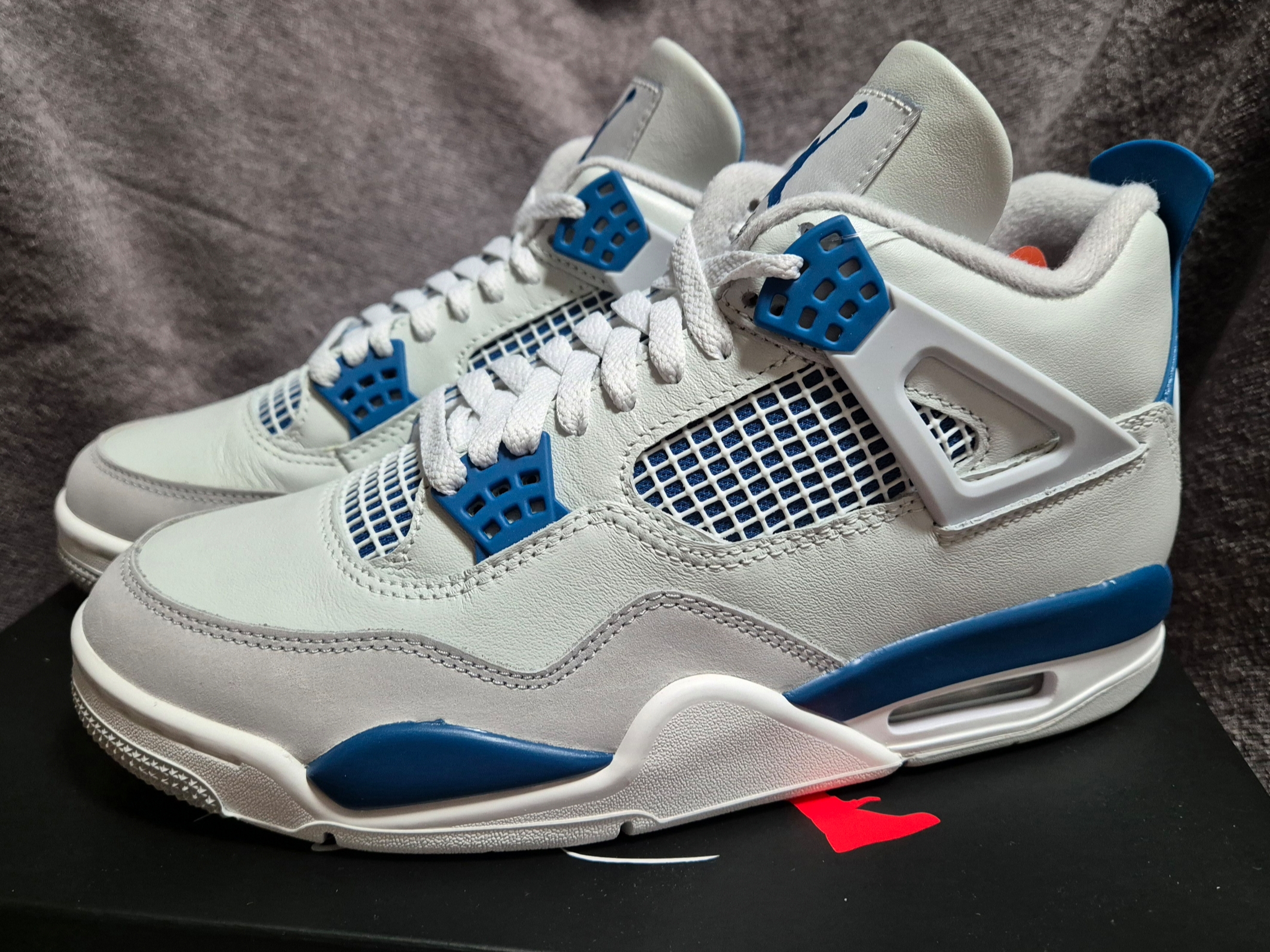 Jordan 4 Retro Industrial Blue, Jordan 4 x Nike SB Retro SP Pine Green 착용 스타일 - 3