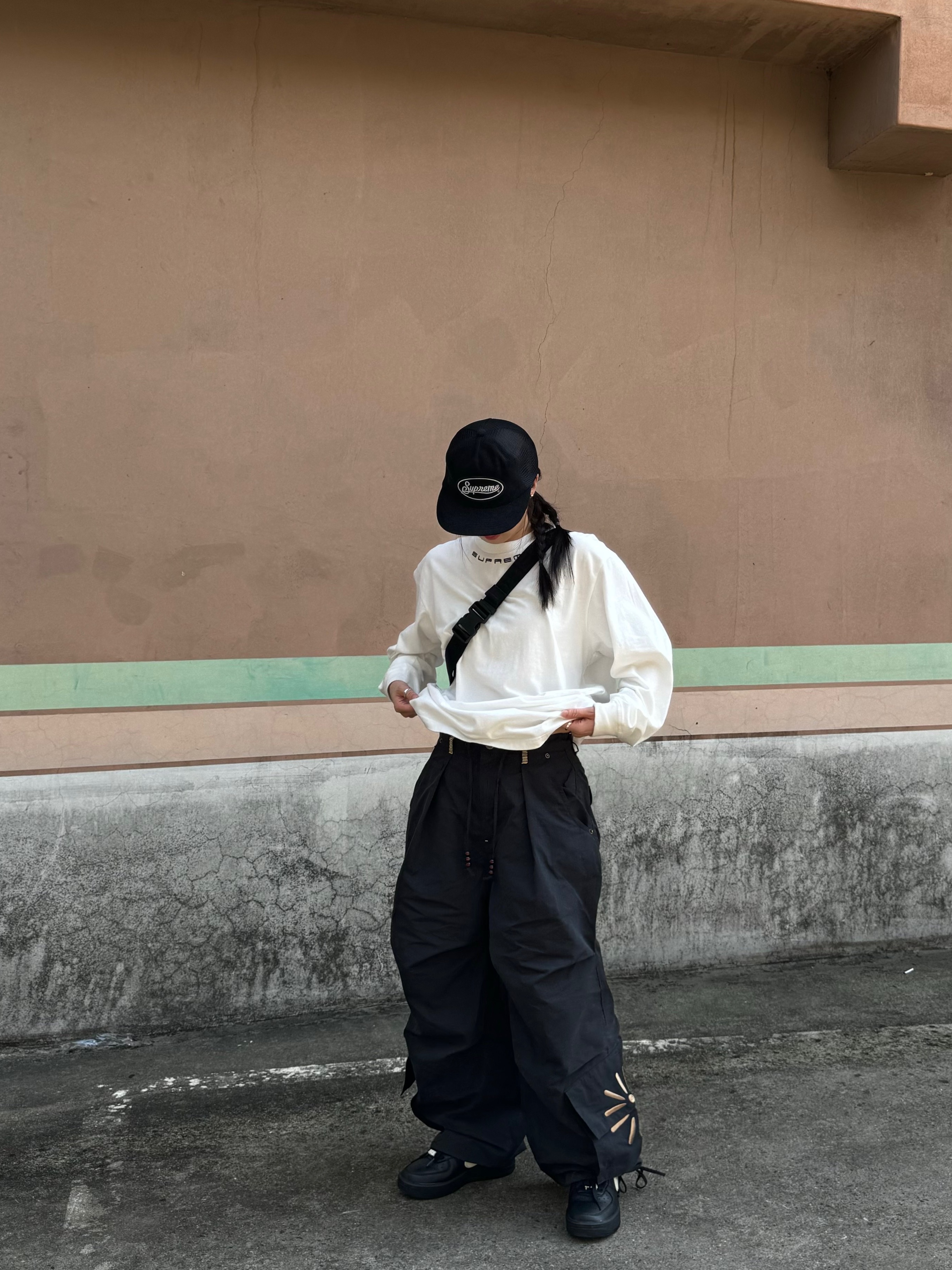 Supreme Collar Logo L/S Top White - 23FW, Supreme Terry Mesh Back 5-Panel Black - 24SS 착용 스타일 - 1