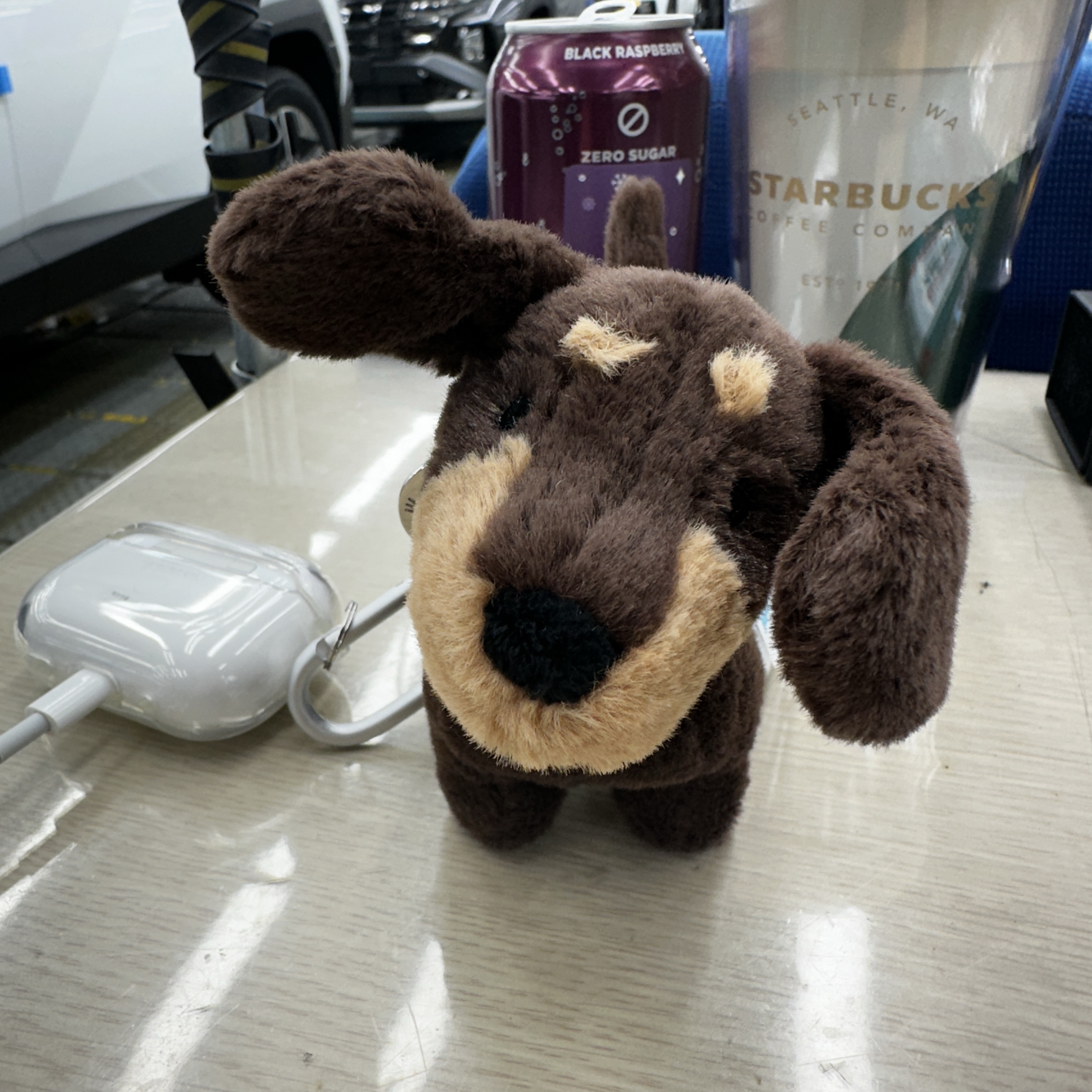 Jellycat Otto Sausage Dog Bag Charm Brown 착용 스타일 - 1