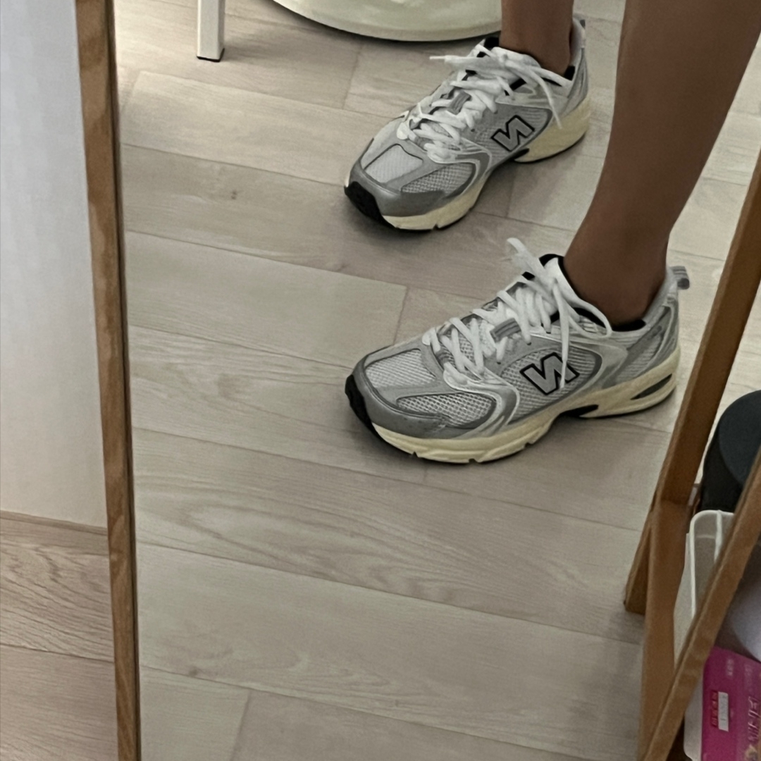 New Balance 530 Silver Cream 착용 스타일 - 1
