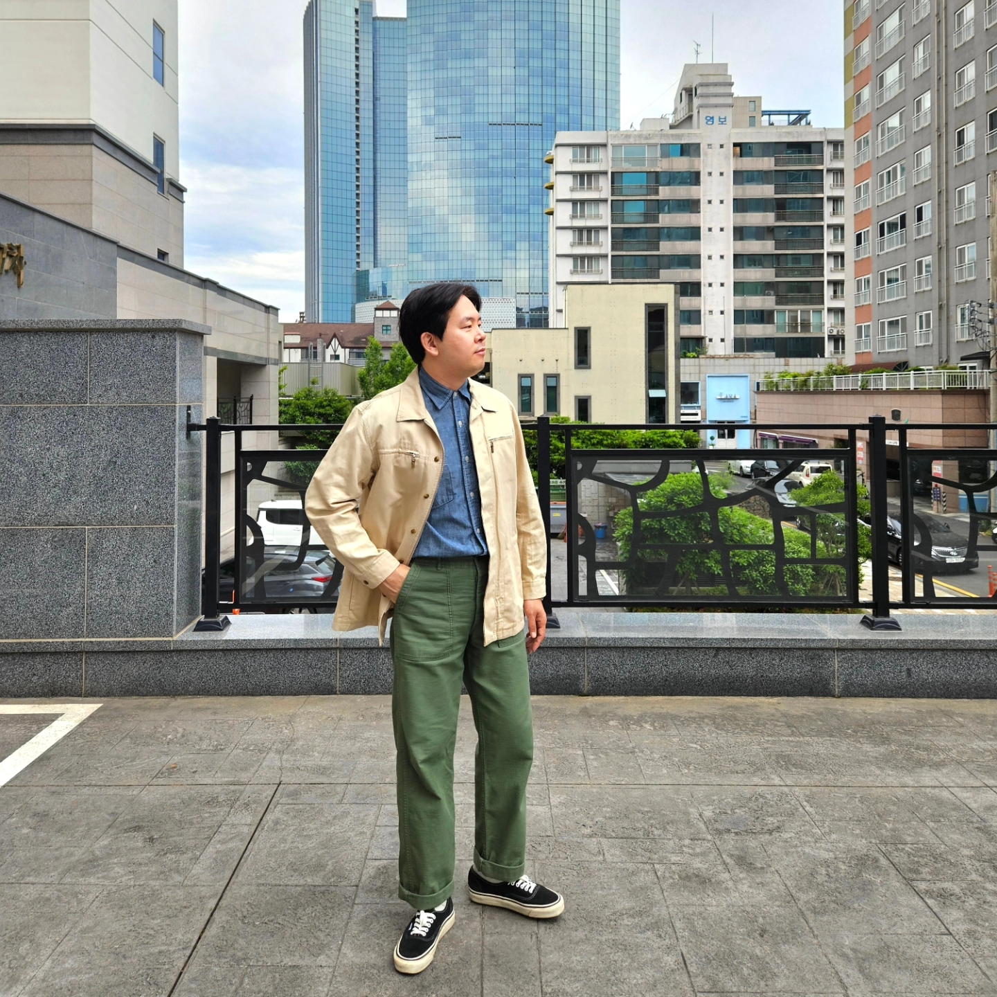 Orslow 5002 US Army Fatigue Pants Green, Vans Authentic 44 DX Anaheim Factory Black 착용 스타일 - 2
