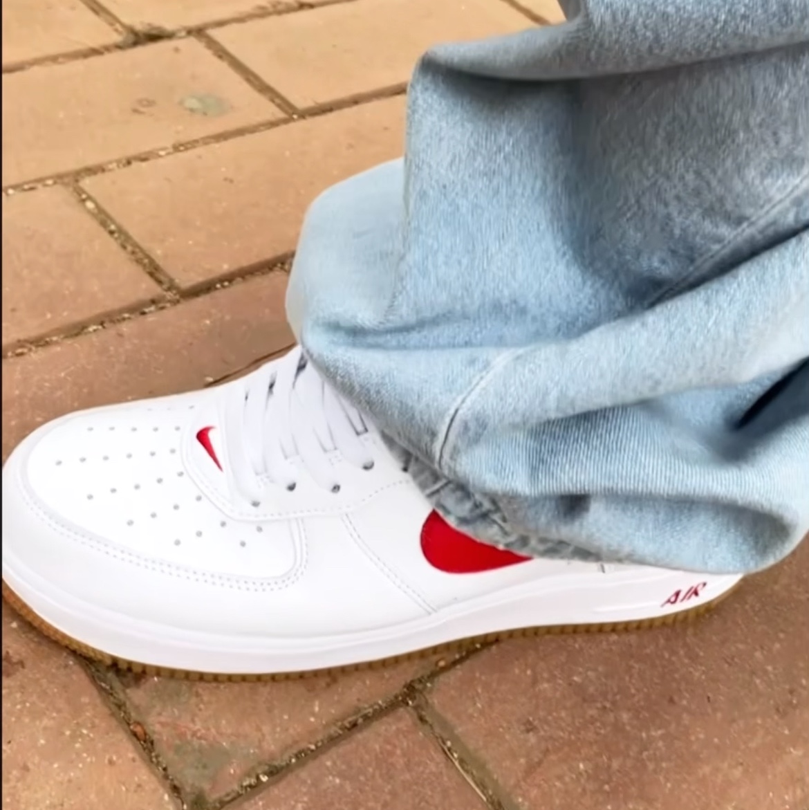 Nike Air Force 1 Low Retro Color of the Month University Red, Polyteru Human Index Human Jumbo 1/2 T-Shirt Black 착용 스타일 - 1